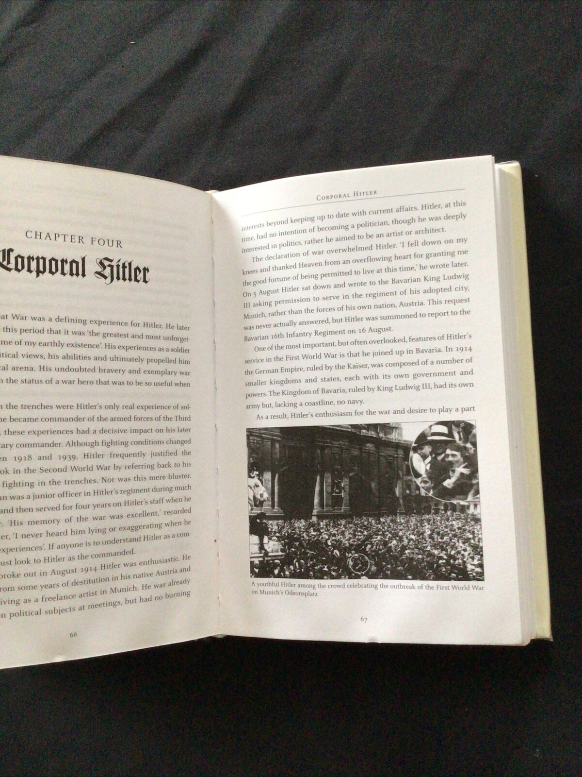 BOOK - HITLER MILITARY COMMANDER - Rupert Matthews - (8688)