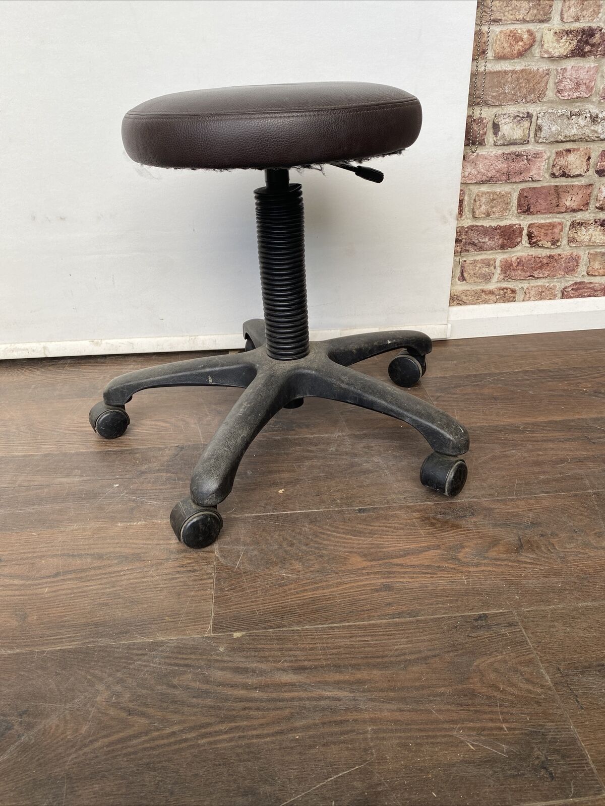 Commercial Grade Salon Beauticians Chair Stool - Vinyl Seat Gas Lift, Rotates  (2197)