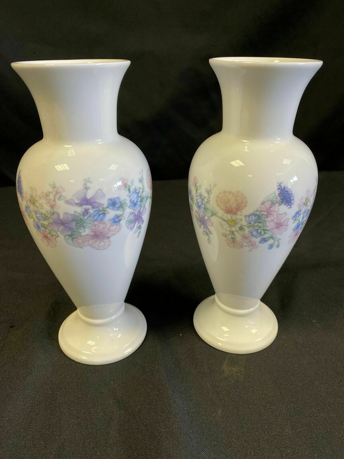 Wedgwood pair of bud vases - ANGELA - Bone China - Height 7" 1980 - (7136)