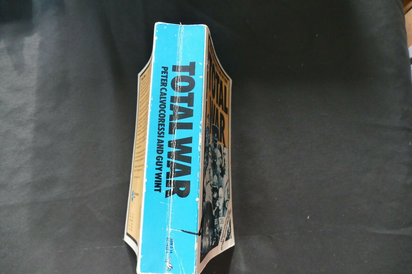 BOOK - TOTAL WAR - Peter Calvocoressi & Guy Wint (8717)
