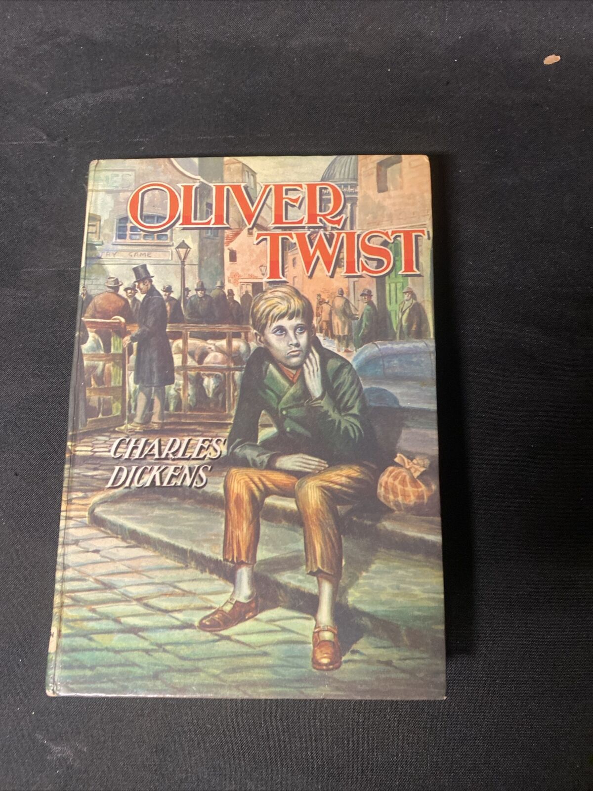 BOOK - OLIVER TWIST Charles Dickens Abridged edition Dean and Sons - (8702)