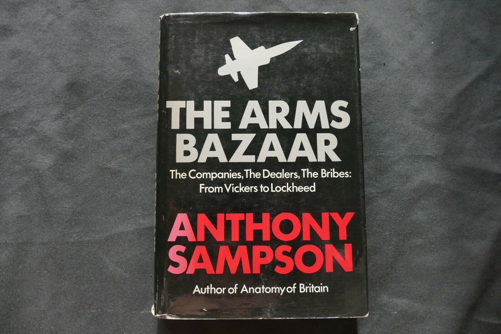 BOOK - THE ARMS BAZAAR - Anthony Sampson - (8725)