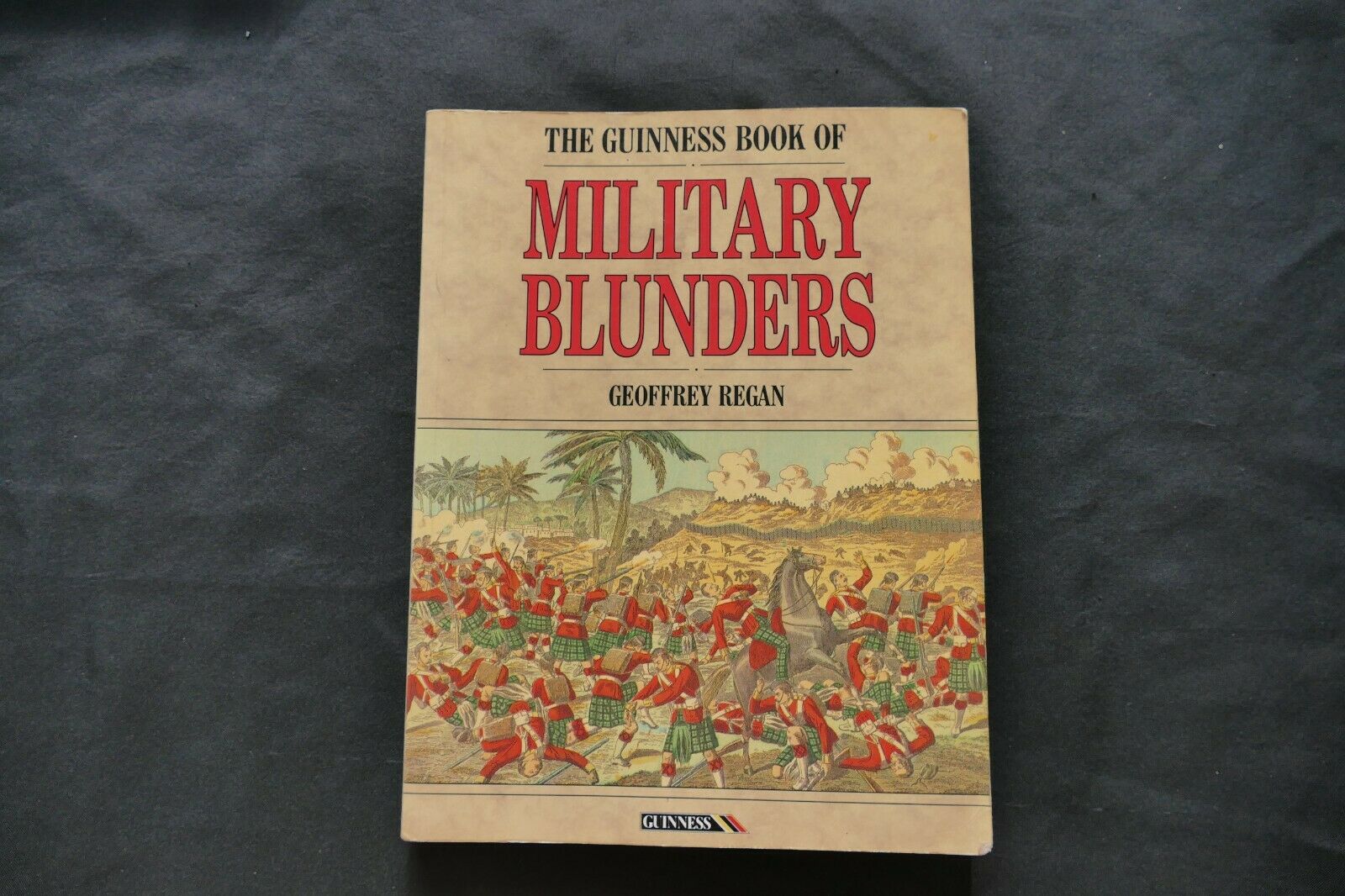 BOOK - The GUINNESS book of MILITARY BLUNDERS - Geoffrey Regan - (8723)