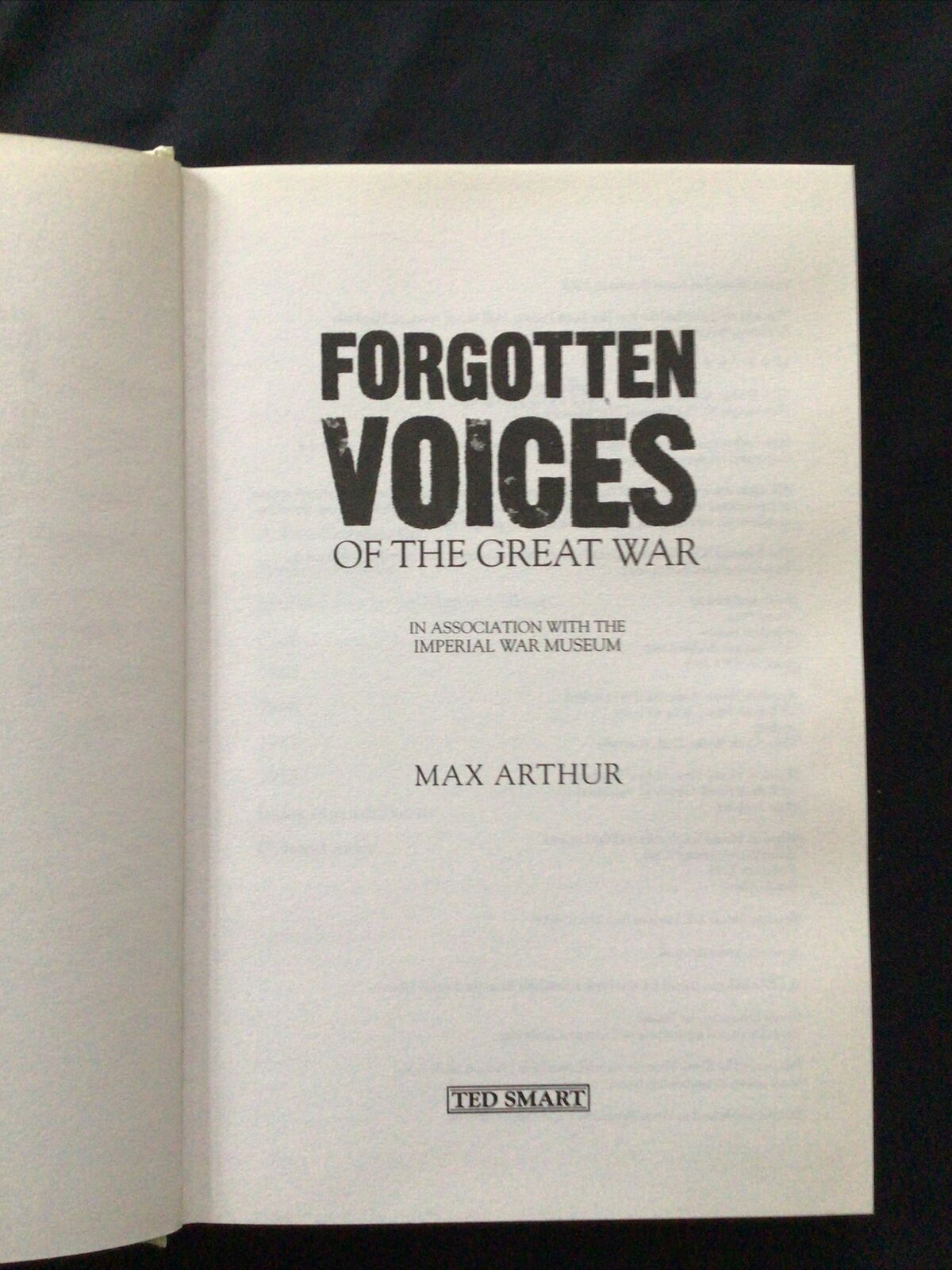 BOOK - FORGOTTON VOICES OF THE GREAT WAR - Max Arthur - (8689)