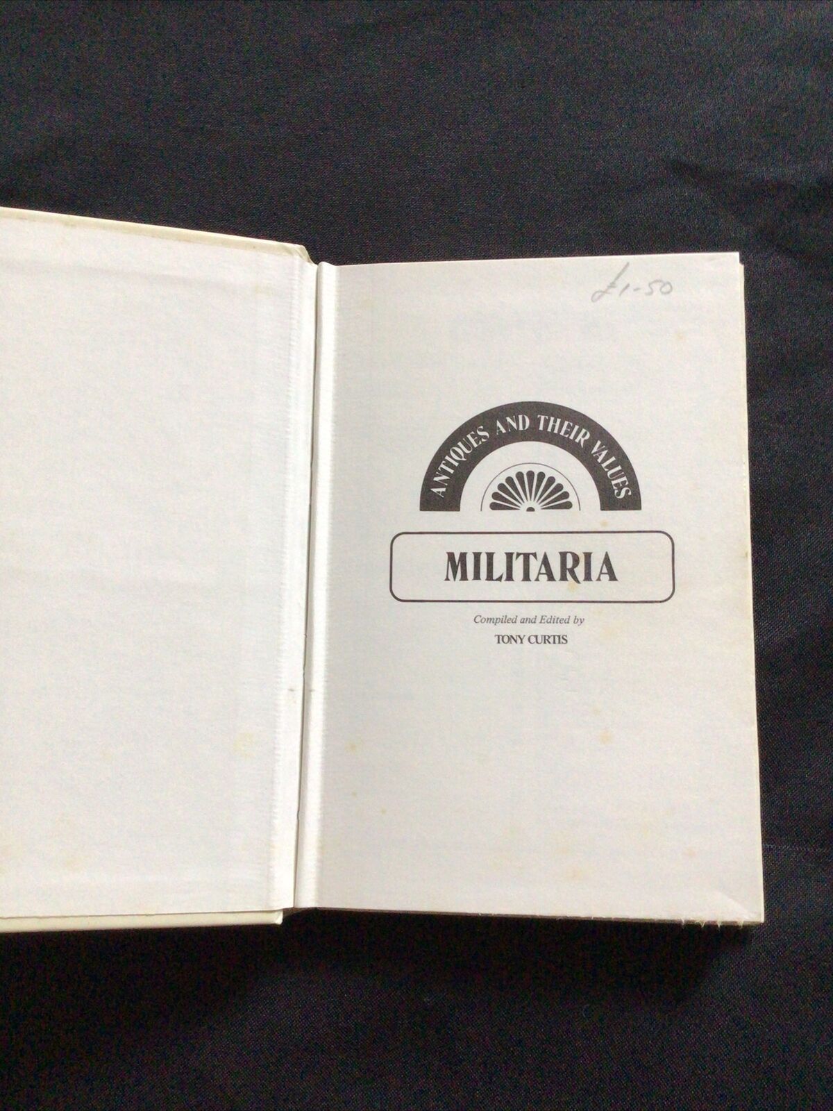 BOOK - Lyle pocket Antiques & Their Values 1976 - MILITARIA - (8586)
