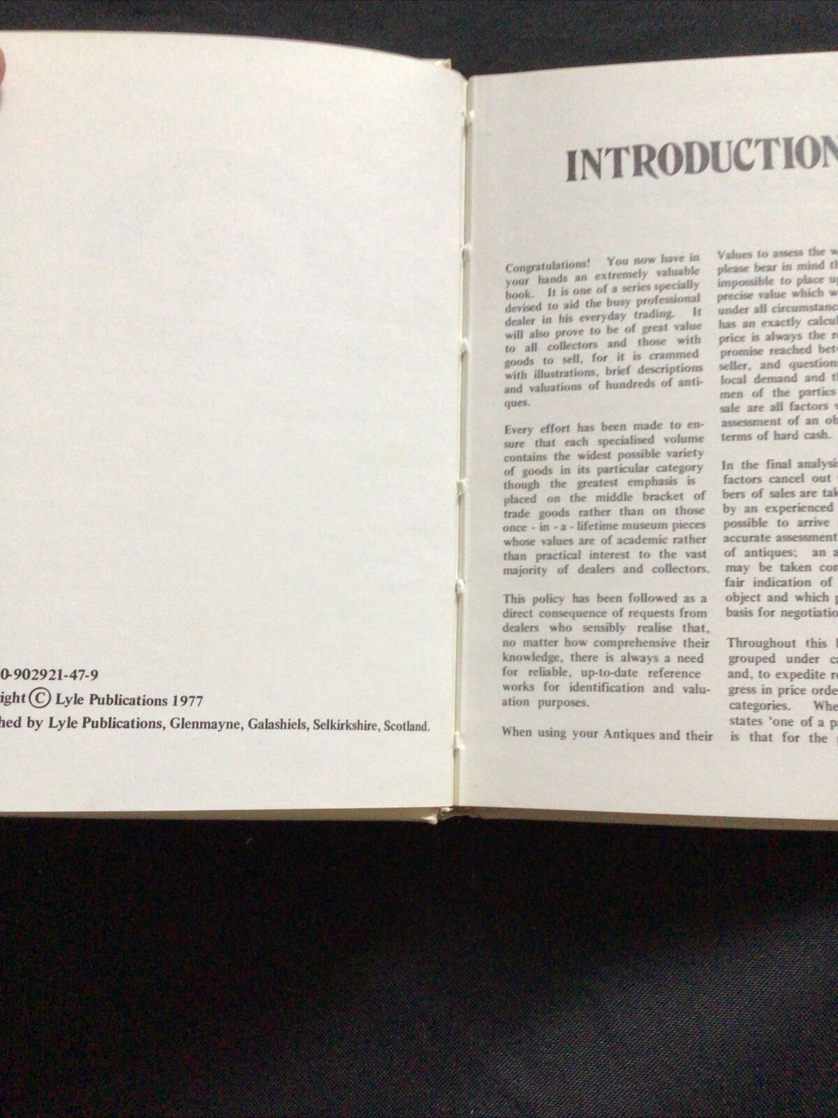 BOOK - Lyle pocket Antiques & Their Values 1977 - CHAIRS & COUCHES - (8585)