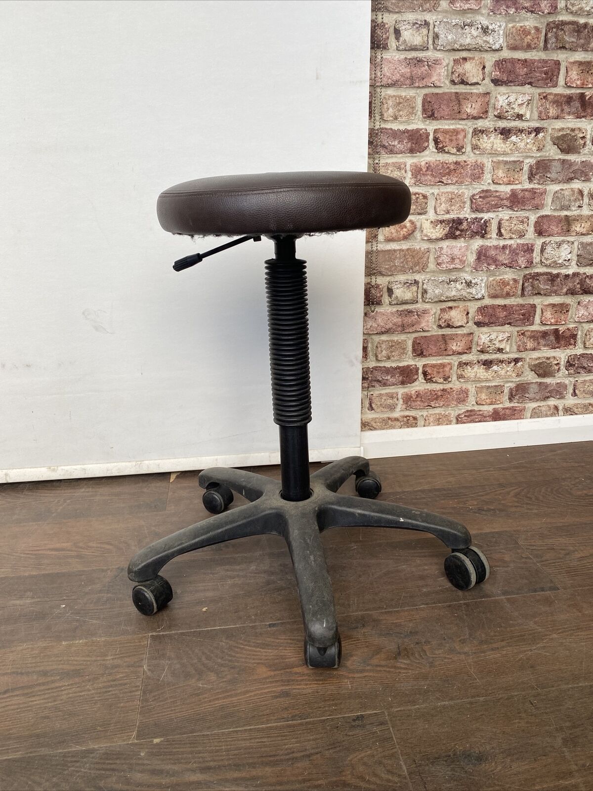 Commercial Grade Salon Beauticians Chair Stool - Vinyl Seat Gas Lift, Rotates  (2197)