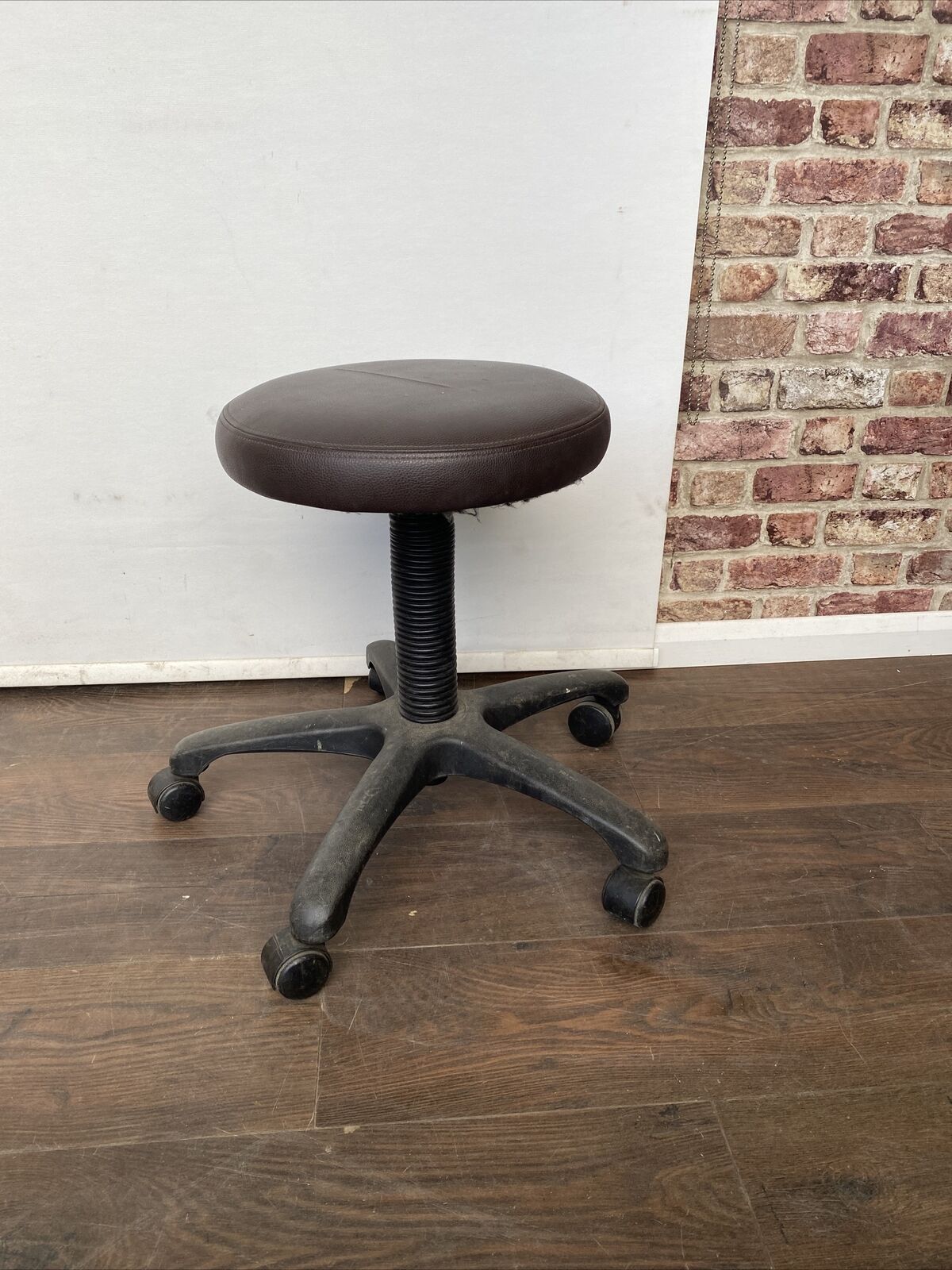 Commercial Grade Salon Beauticians Chair Stool - Vinyl Seat Gas Lift, Rotates  (2197)