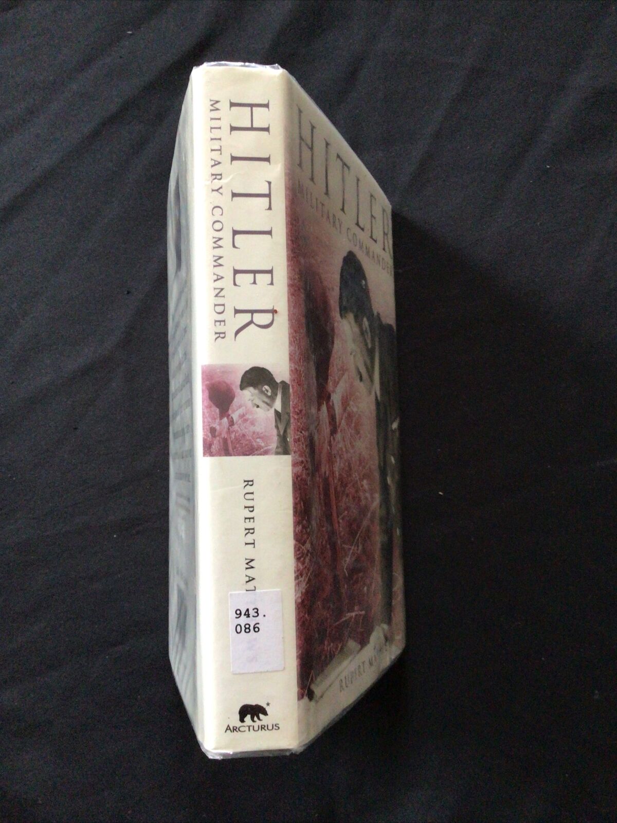 BOOK - HITLER MILITARY COMMANDER - Rupert Matthews - (8688)