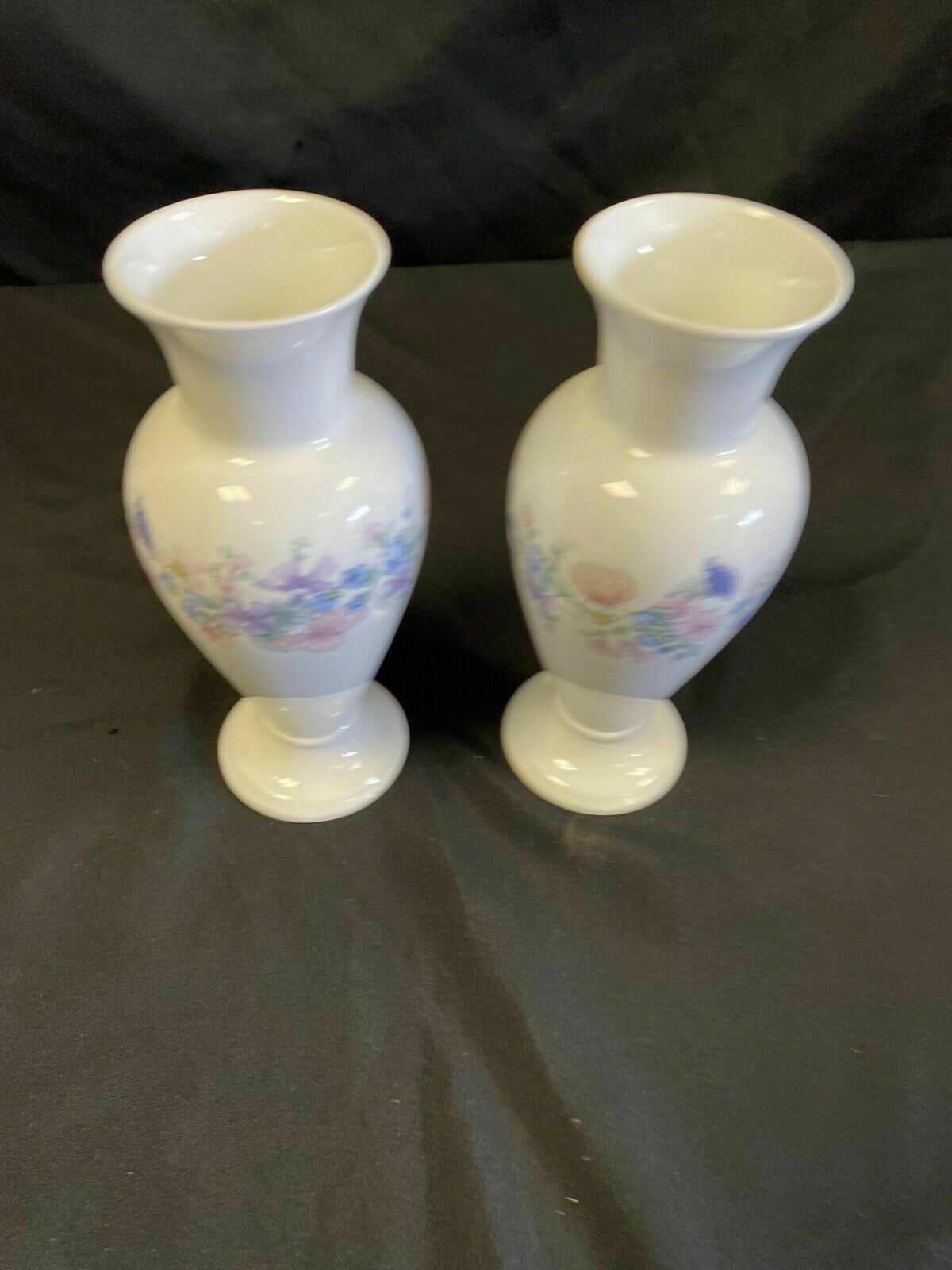 Wedgwood pair of bud vases - ANGELA - Bone China - Height 7" 1980 - (7136)
