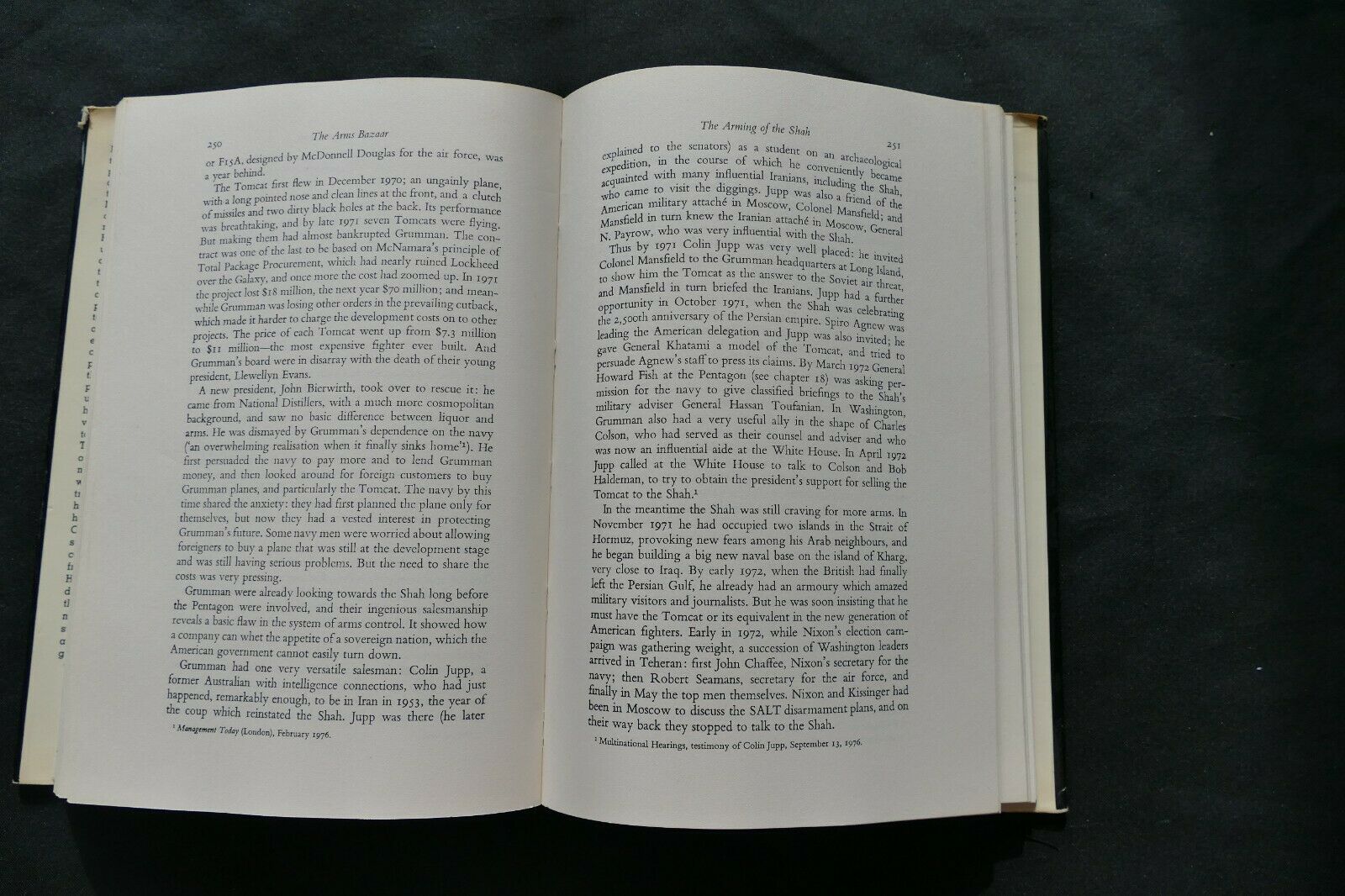 BOOK - THE ARMS BAZAAR - Anthony Sampson - (8725)