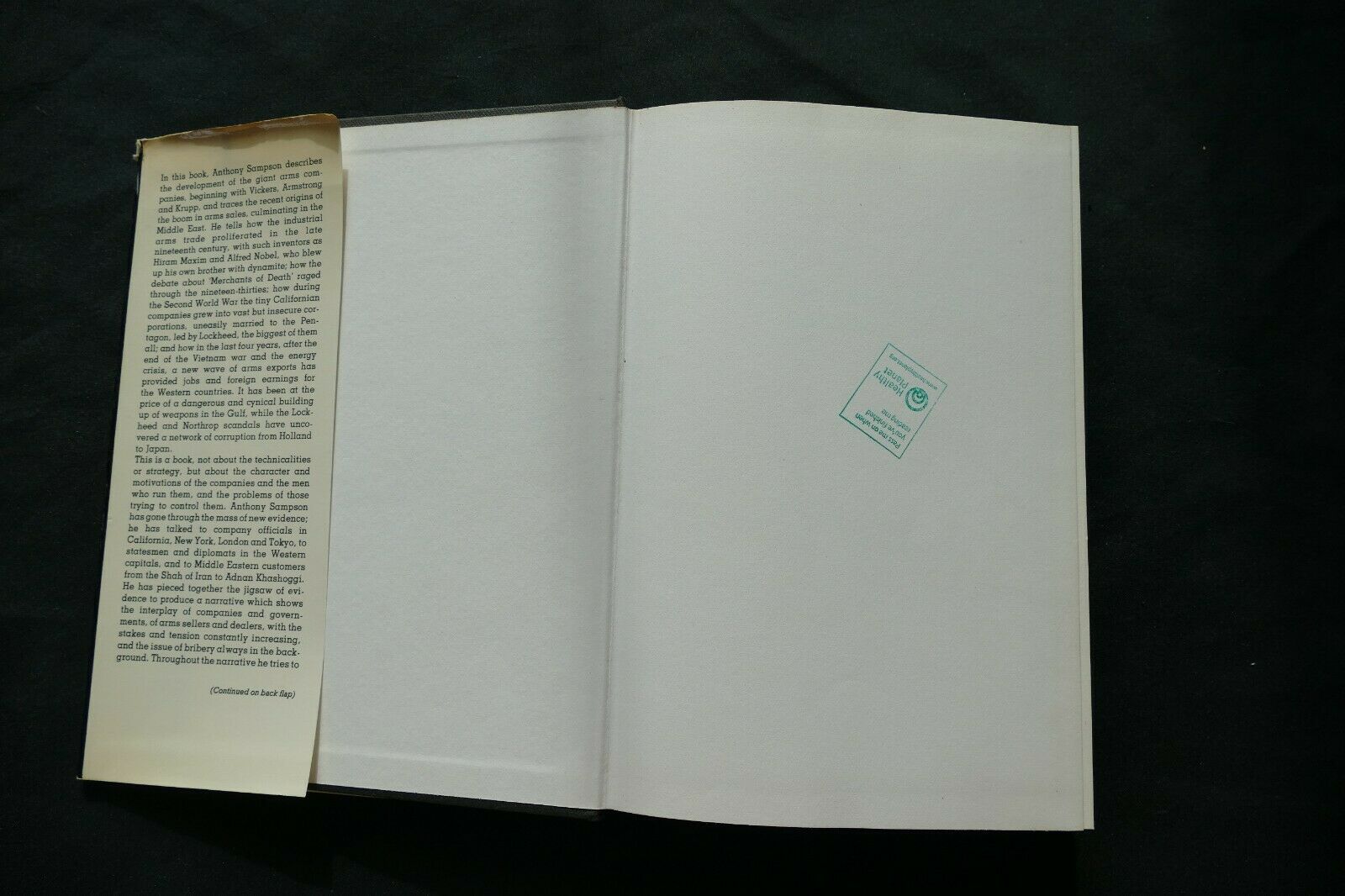 BOOK - THE ARMS BAZAAR - Anthony Sampson - (8725)