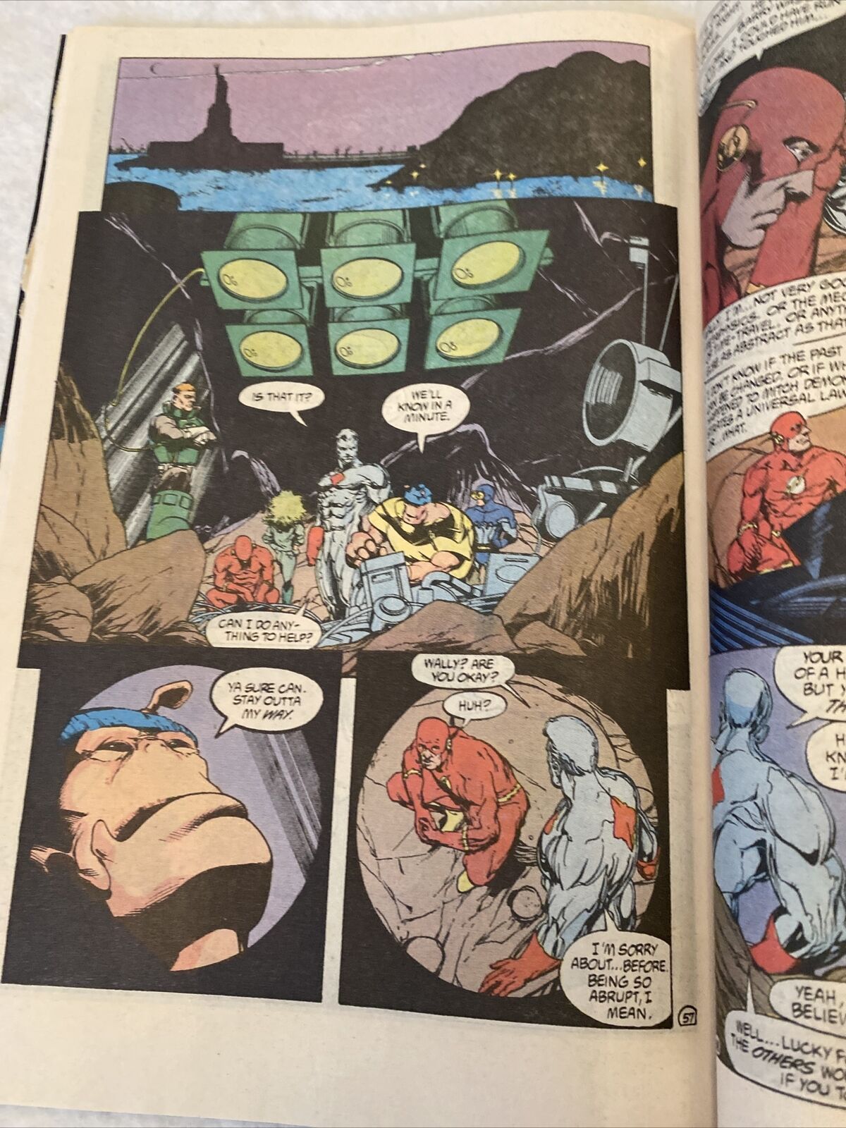 COMIC - DC Comics  JUSTICE LEAGUE QUARTERLY Summer 1991 - New York (8804)