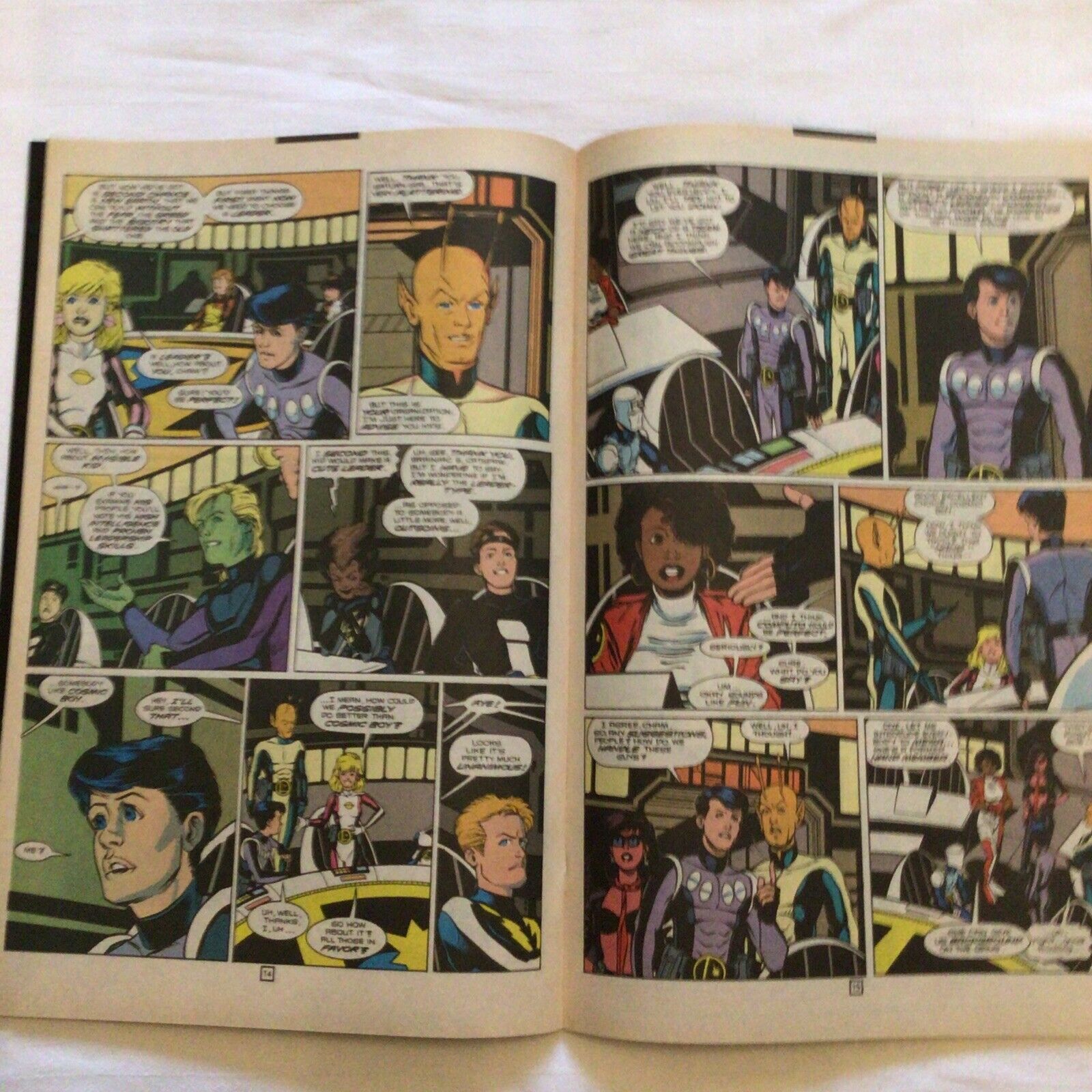 COMIC - DC Comics  LEGIONNAIRES The future begins here! Apr 1993 (8875)