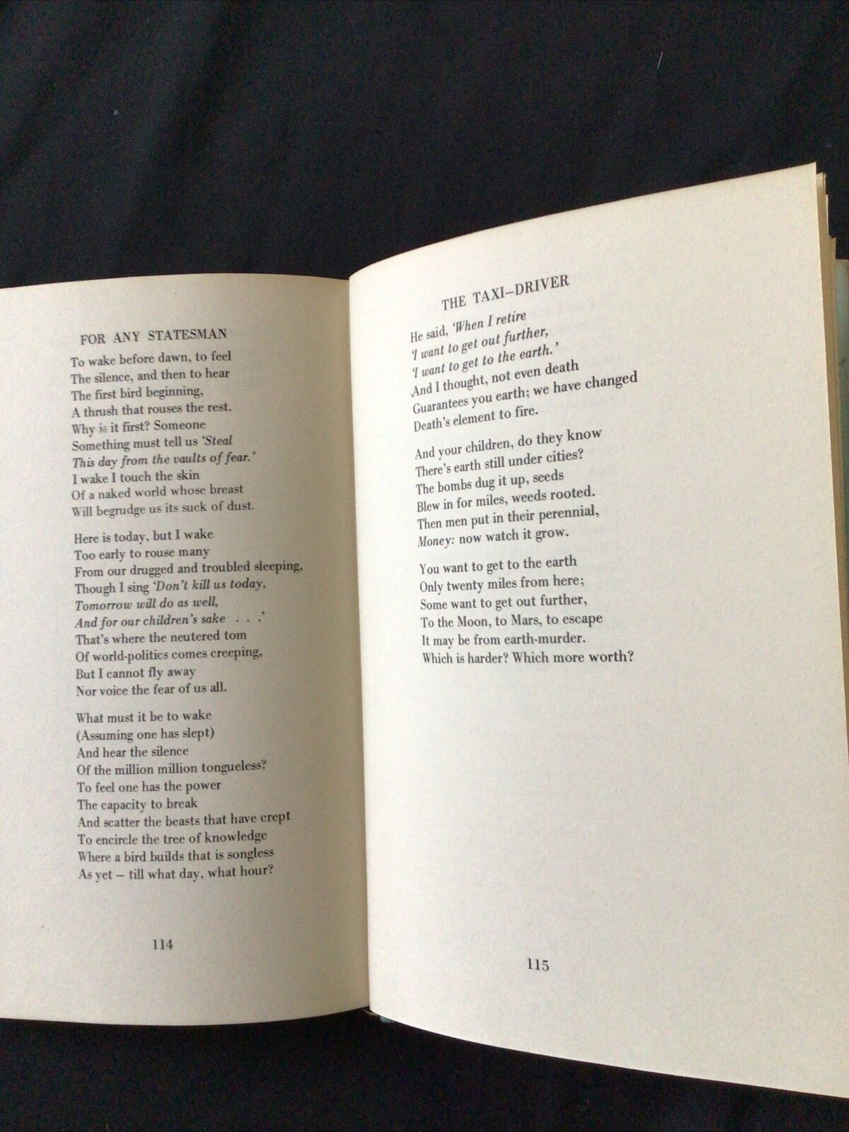BOOK - SELECTED POEMS by PATRIC DICKINSON - 1968 - (8700)