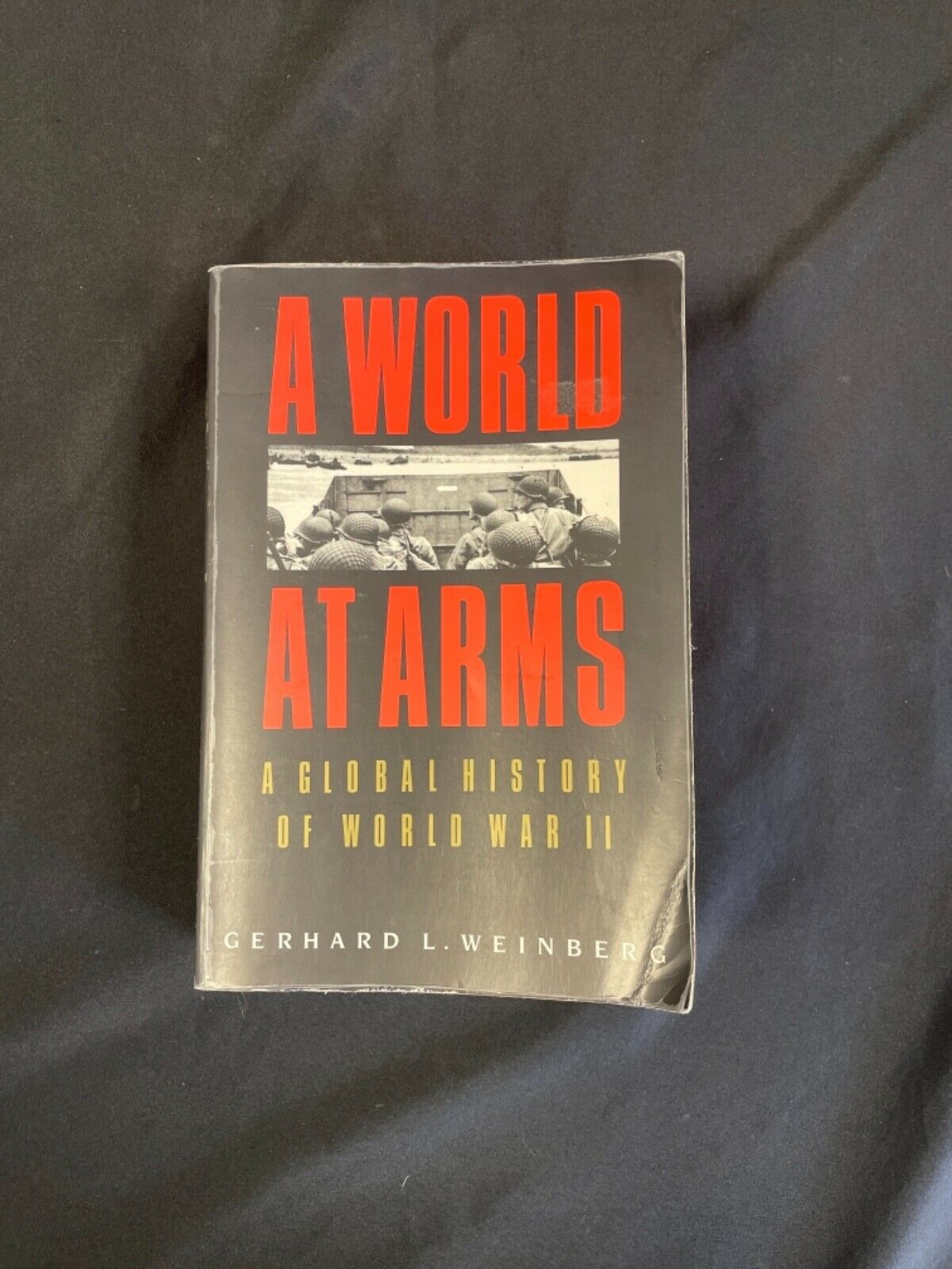 BOOK - A World At Arms - A Global History Of World War II Gerhard Weinberg - (8220)