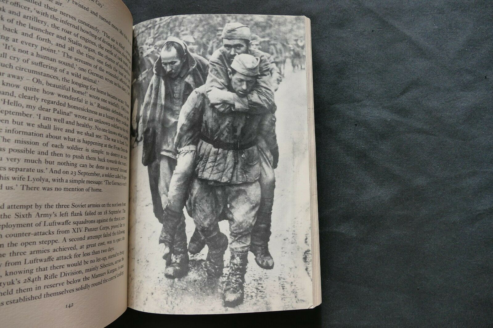 BOOK - STALINGRAD - Antony Beevor (8748)