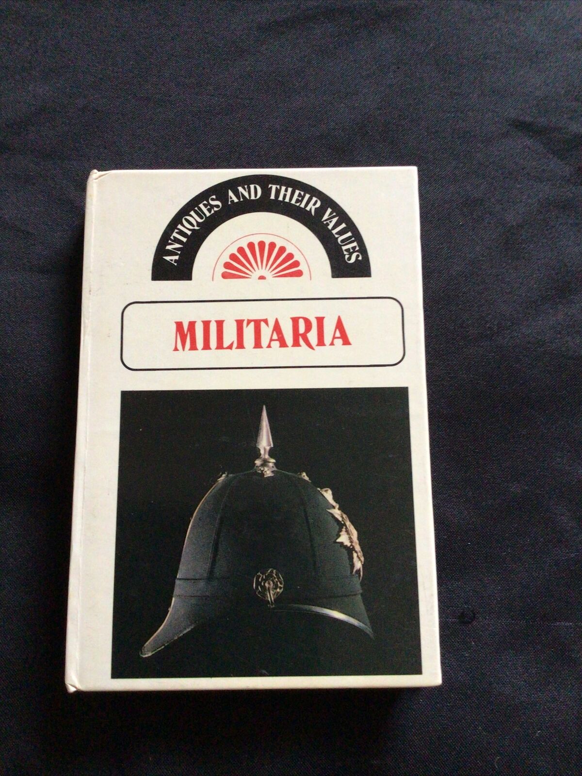 BOOK - Lyle pocket Antiques & Their Values 1976 - MILITARIA - (8586)