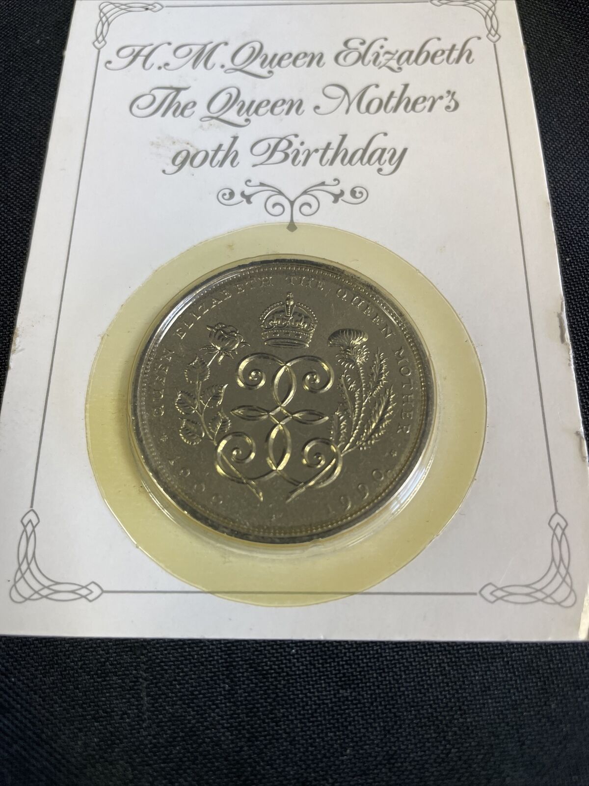 Commemorative Coin on Card GB £5 1990 - Queen's Mother 90th Birthday -(8227)