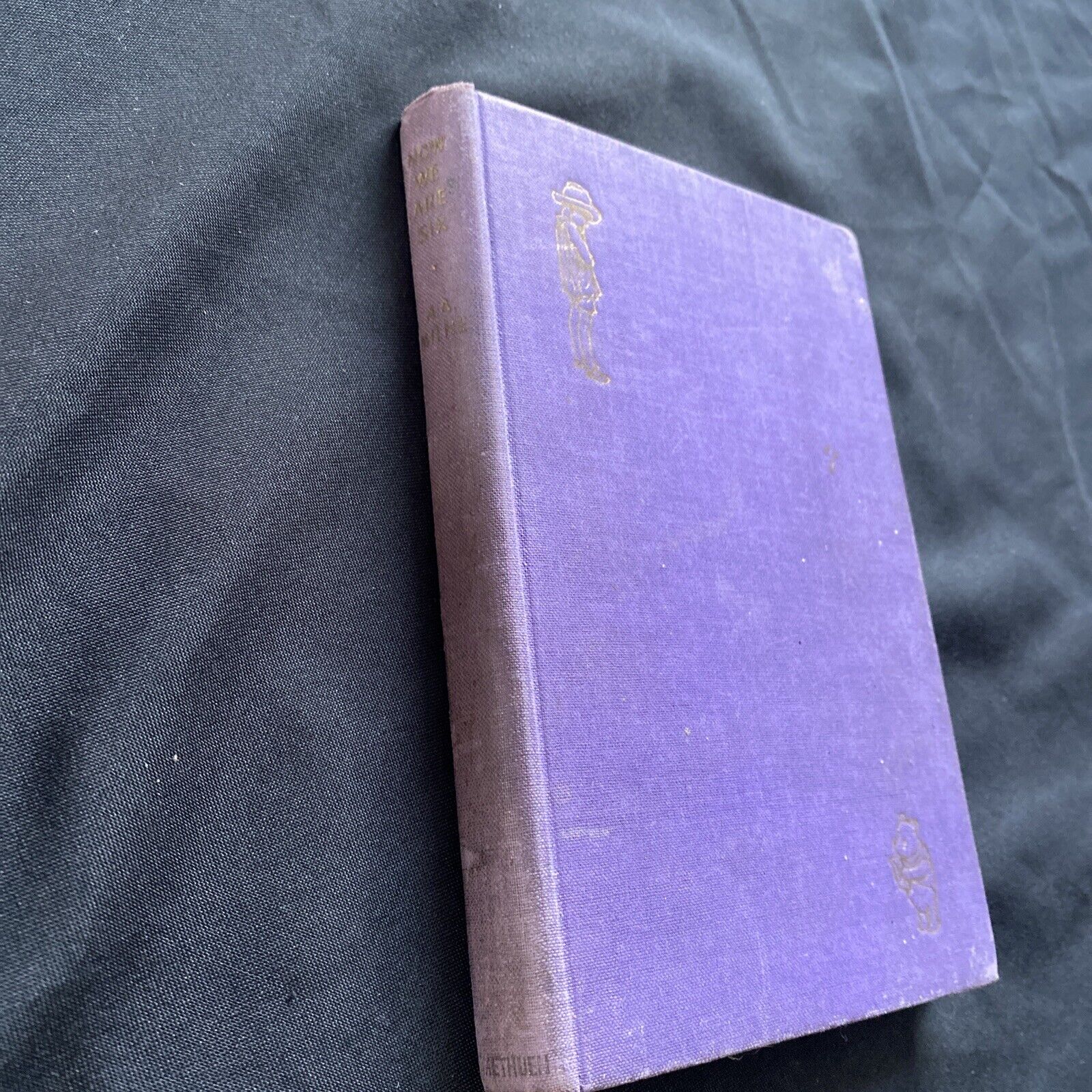 BOOK - 1961 NOW WE ARE SIX - A.A. Milne Methuen & Co - (9577)