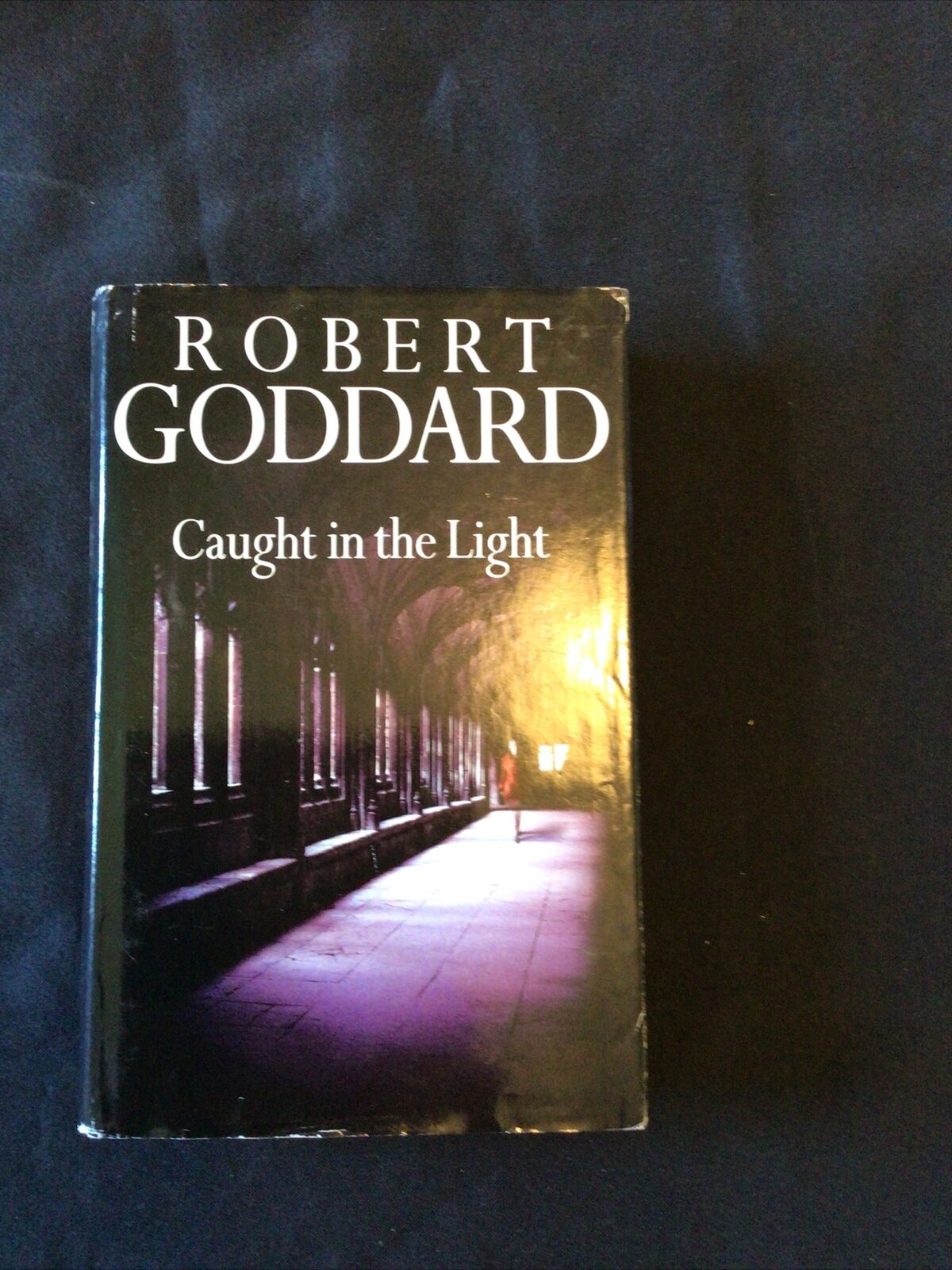 BOOK - CAUGHT IN THE LIGHT - Robert Goddard Hardback 1998 - (8663)