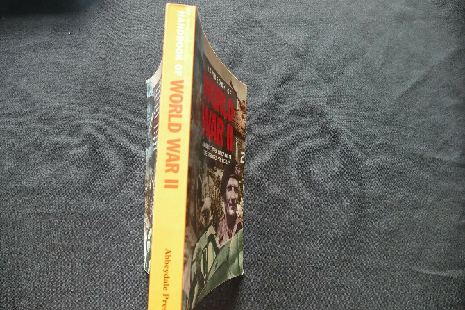 BOOK - Handbook of WORLD WAR II - Abbeydale Press (8720)