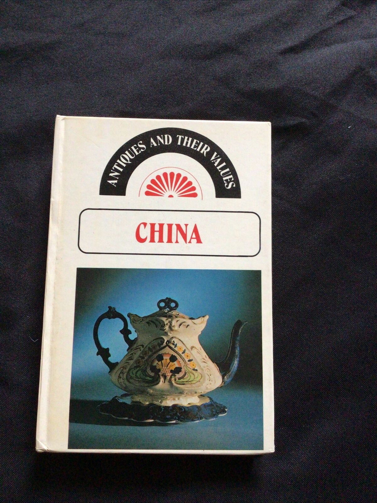 BOOK - Lyle pocket Antiques & Their Values 1976 - CHINA - (8589)