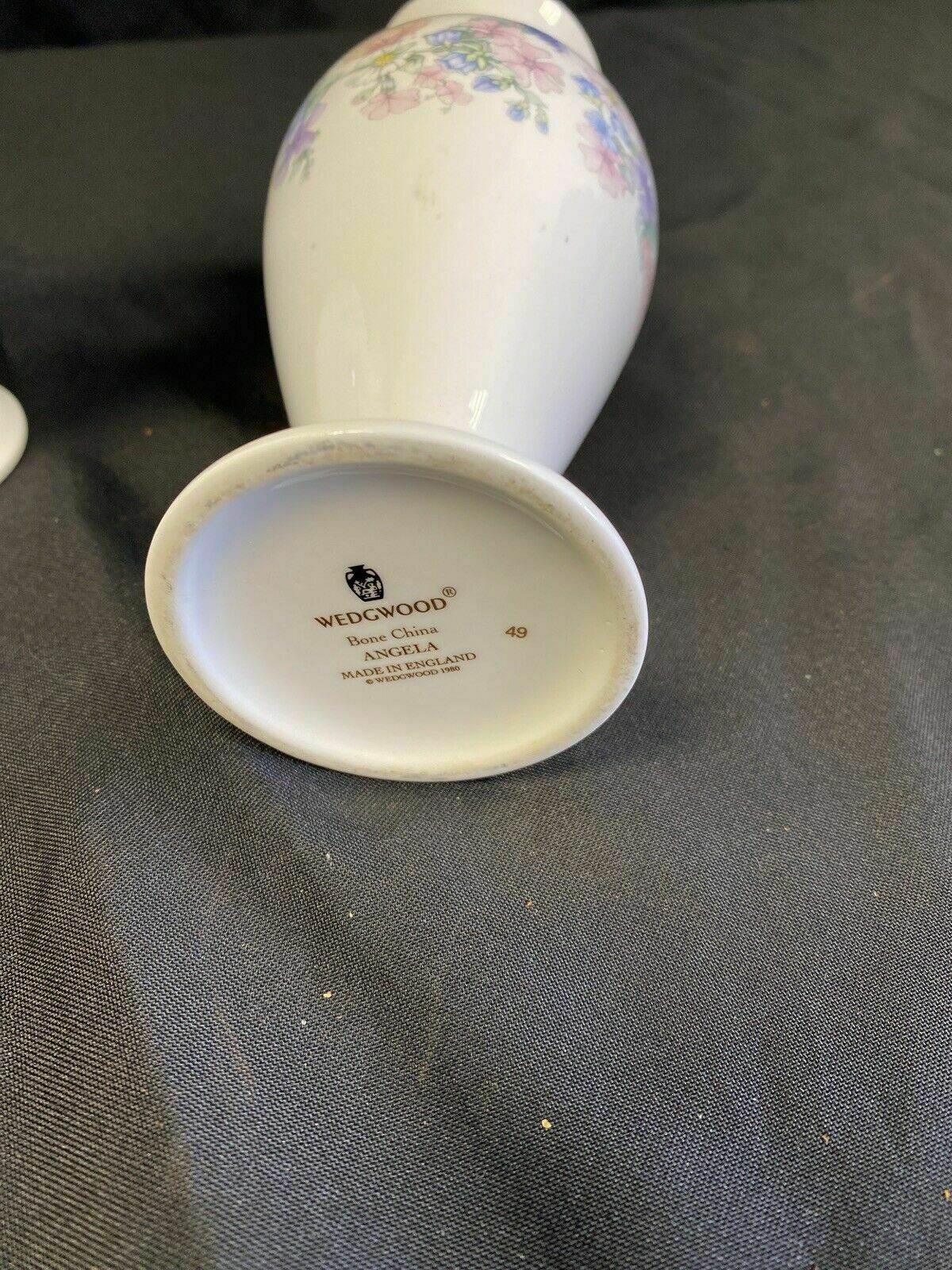Wedgwood pair of bud vases - ANGELA - Bone China - Height 7" 1980 - (7136)