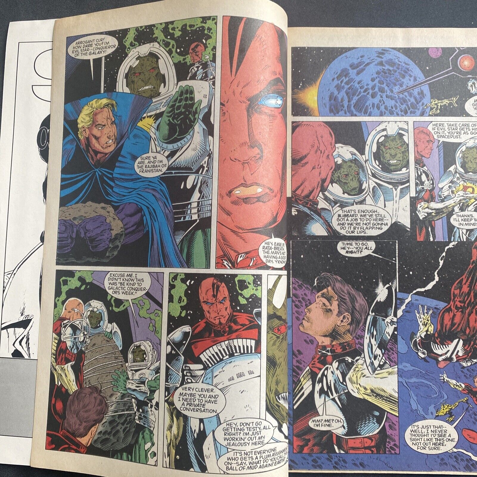 COMIC - DC Comics DARKSTARS Hawk War - Feb 1993 - New York - (8821)