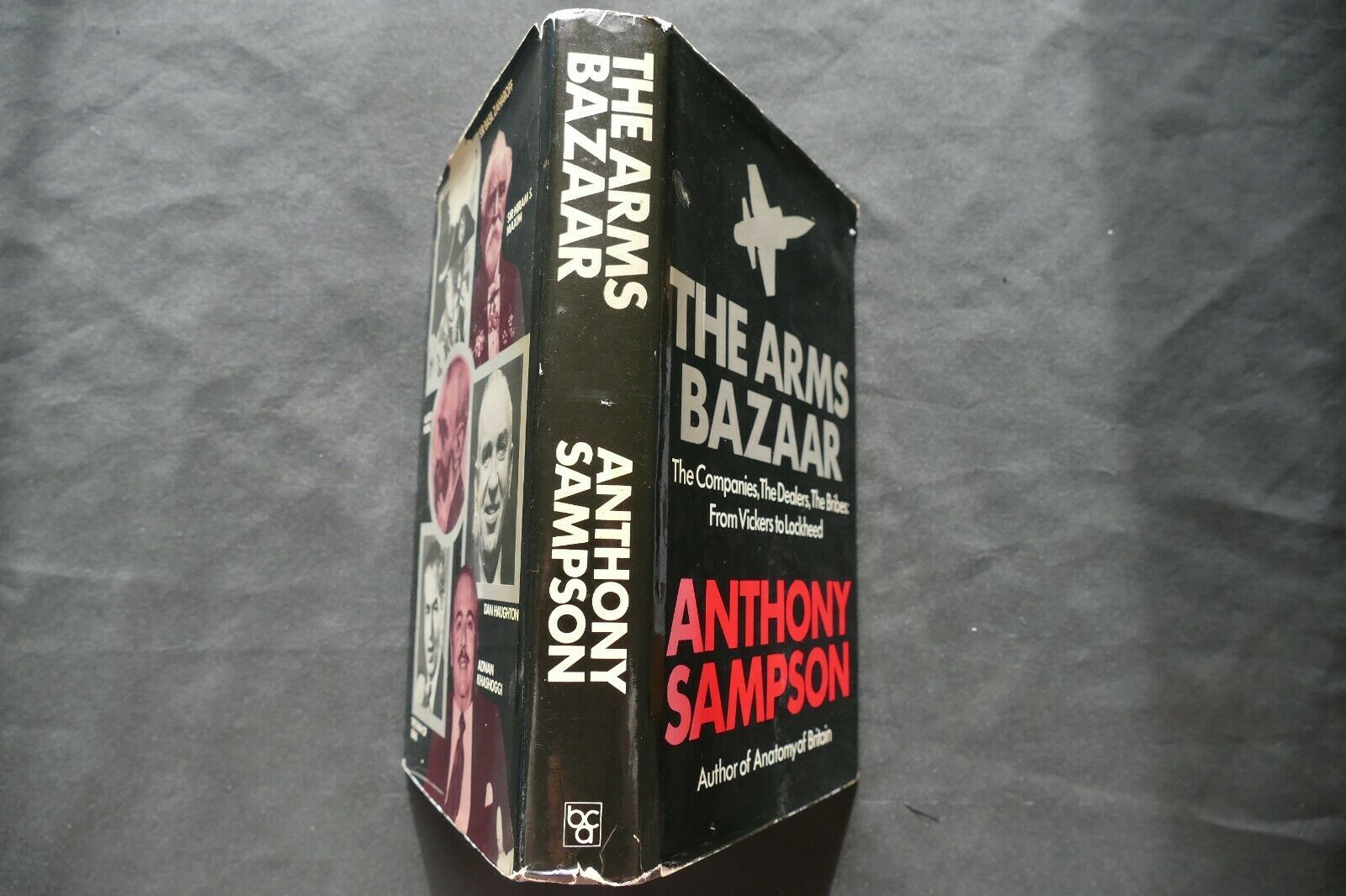 BOOK - THE ARMS BAZAAR - Anthony Sampson - (8725)