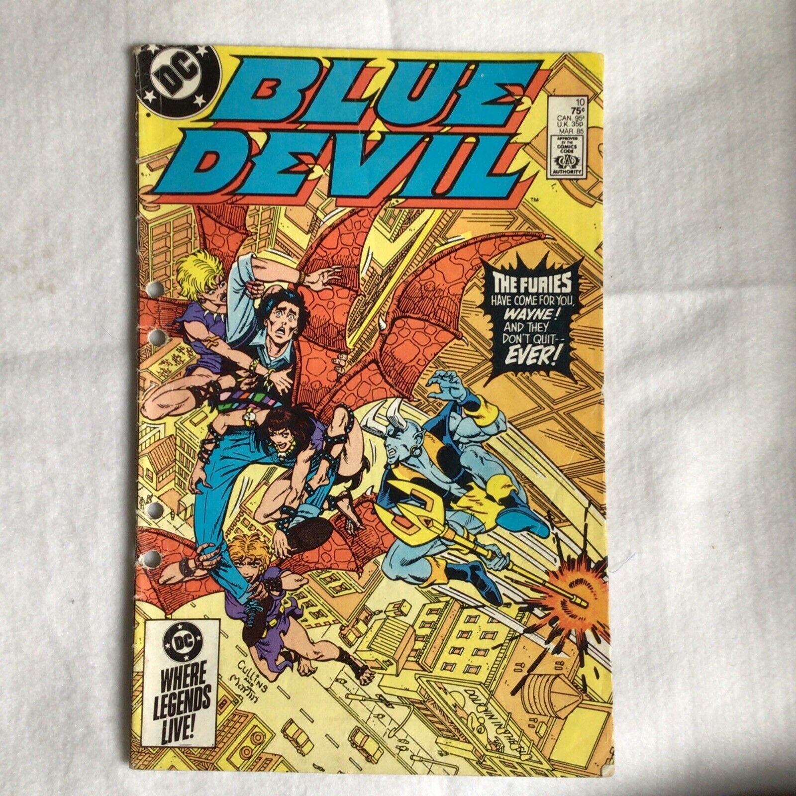 COMIC - DC Comics  BLUE DEVIL The Furies Vs Wayne - Mar 1985 - New York (8890)