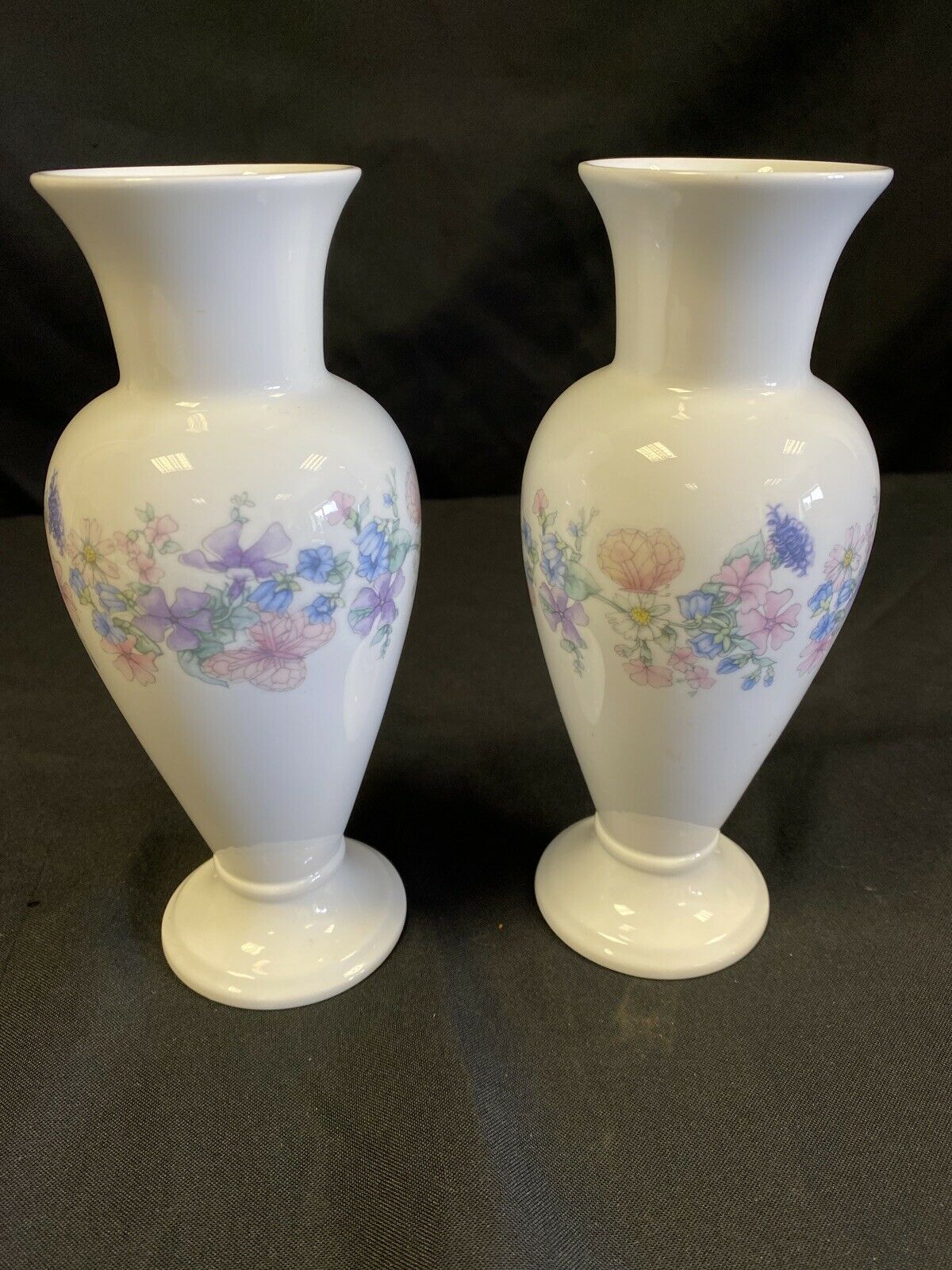 Wedgwood pair of bud vases - ANGELA - Bone China - Height 7" 1980 - (7136)