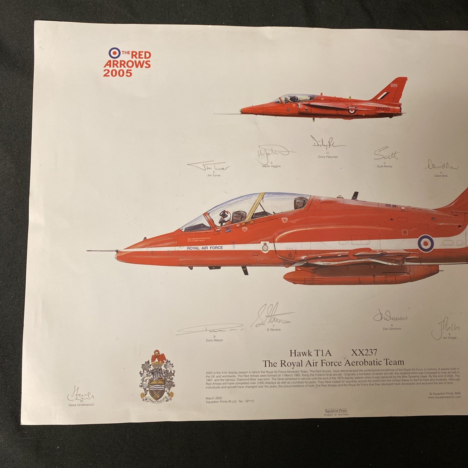RAF RED ARROWS HAWK T1A XX237 SIGNED BY ALL THE SQUADRON PRINT 2005 RARE - (1639)