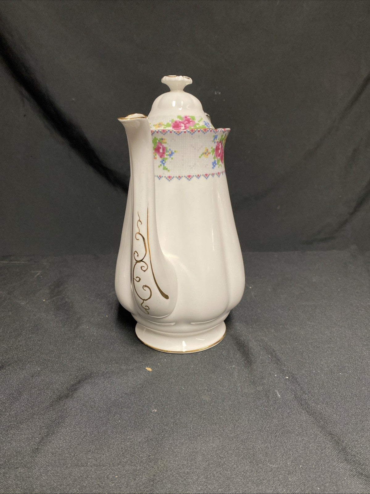 Royal Albert Bone China Petit Point RD778676 Tea / Coffee Pot Mint - (1765)