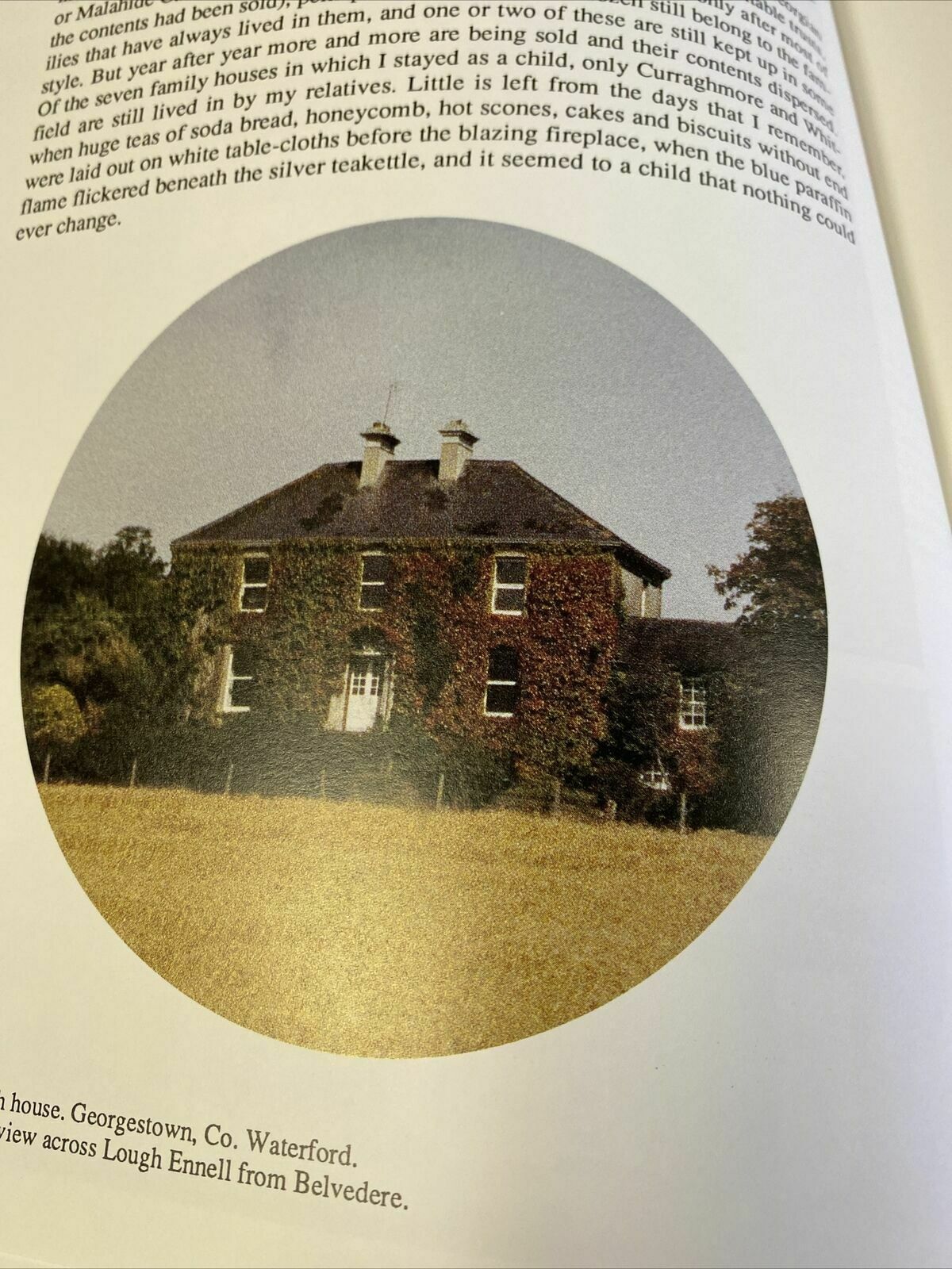 Town and Country by Mark Girouard book HB with DJ 1979 - (7687)