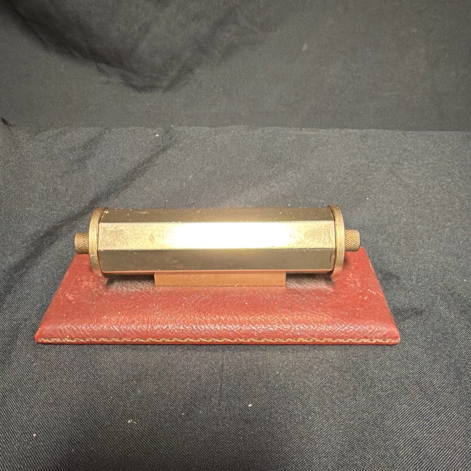 Vintage Art Deco Perpetual Desk Calendar by Leathersmith in Ex. Working order - (1970)