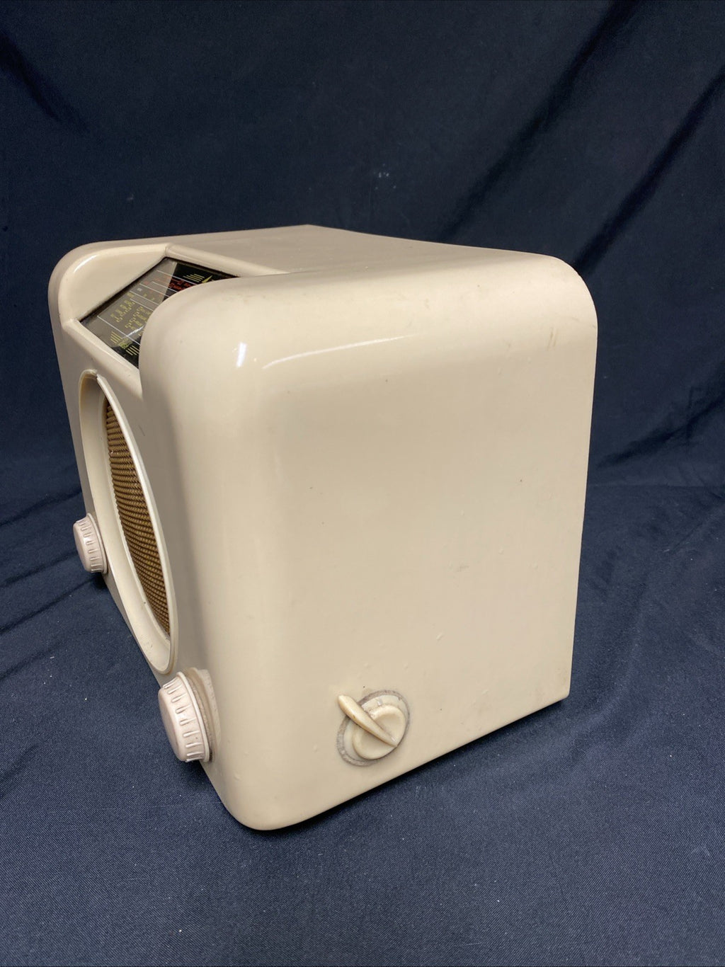 Vintage Bush DAC Model 90A Ivory Radio in original condition - (1792)