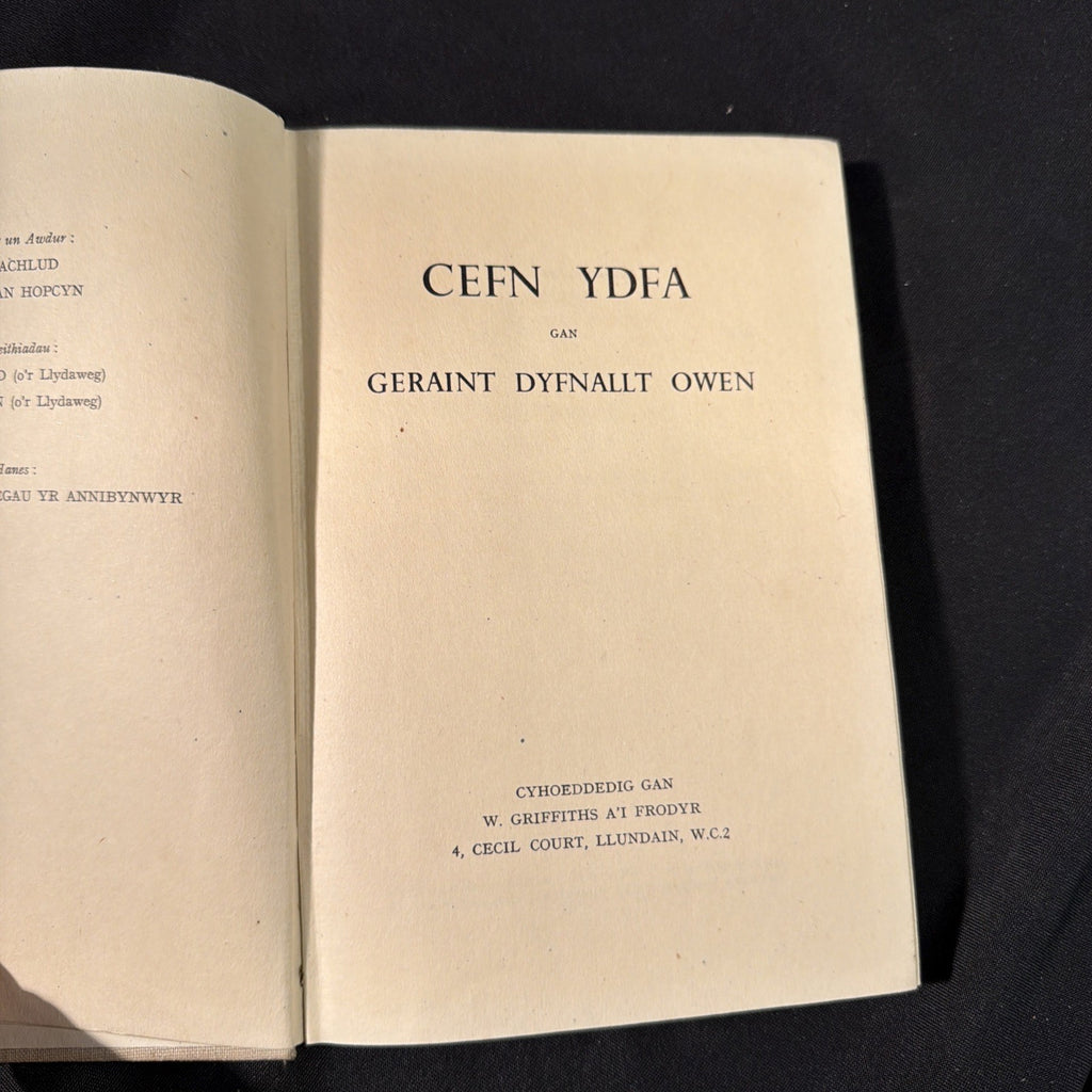 Cefn Ydfa, Geraint Dyfnallt Owen - Welsh Language book with DJ - (1861)