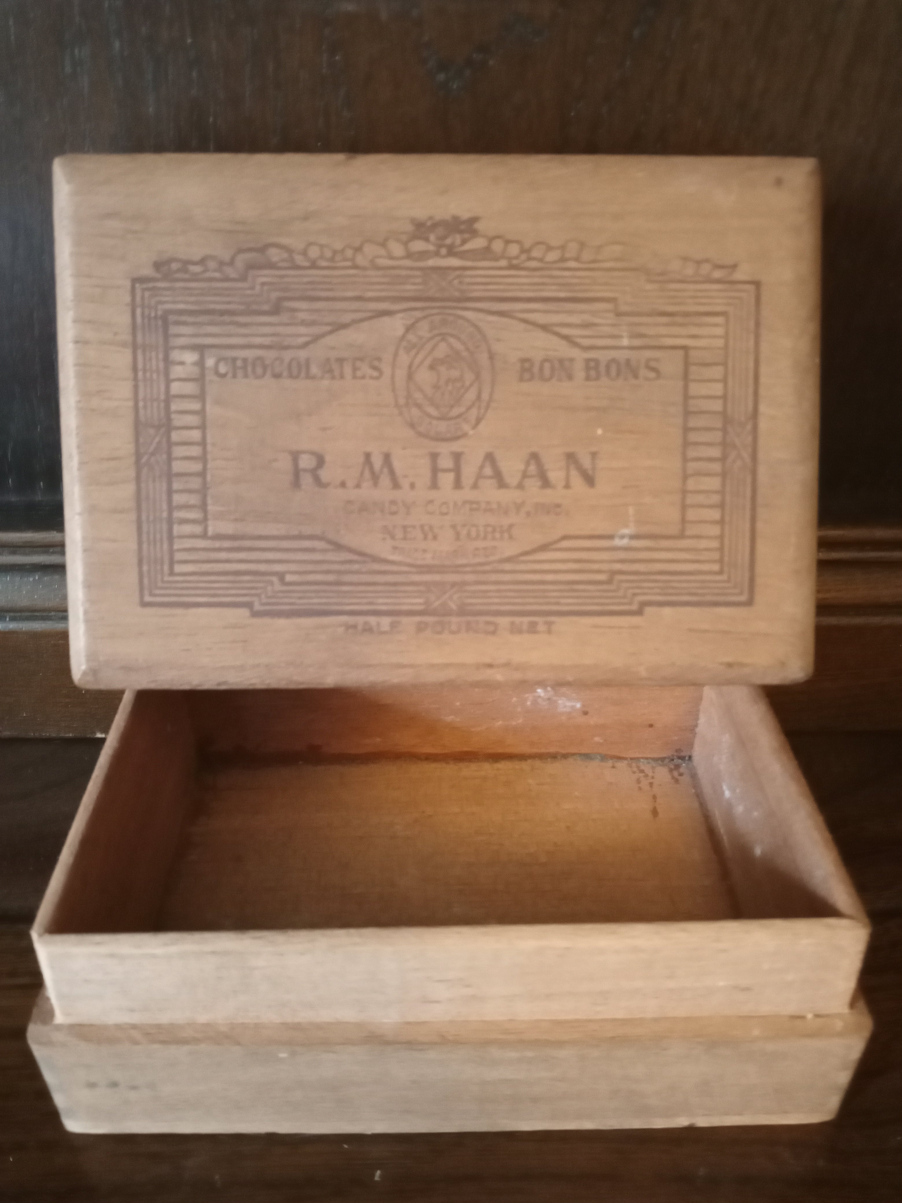 Vintage New York America Chocolates empty Wooden Box R. M. HAAN  - (9694)