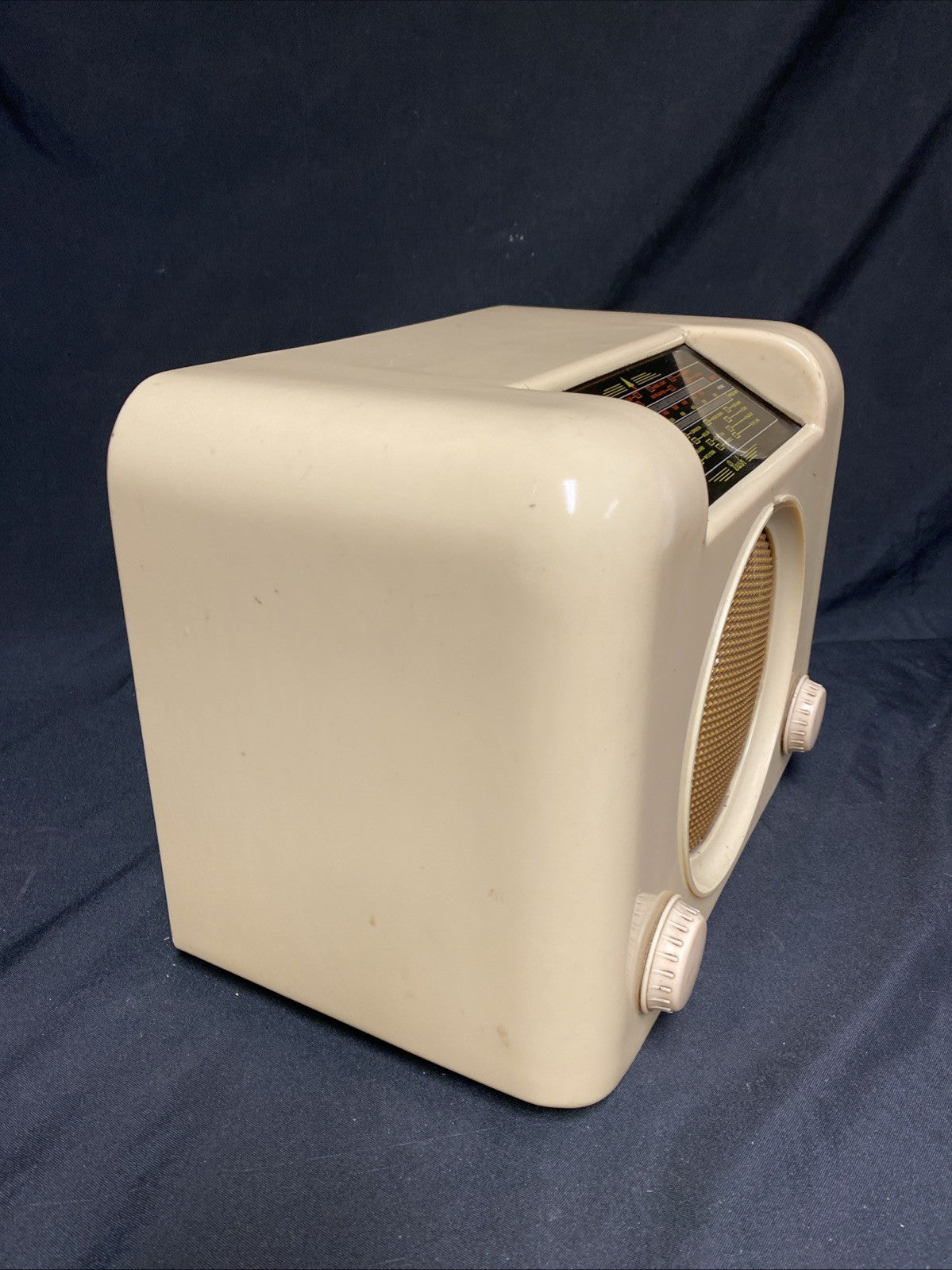Vintage Bush DAC Model 90A Ivory Radio in original condition - (1792)