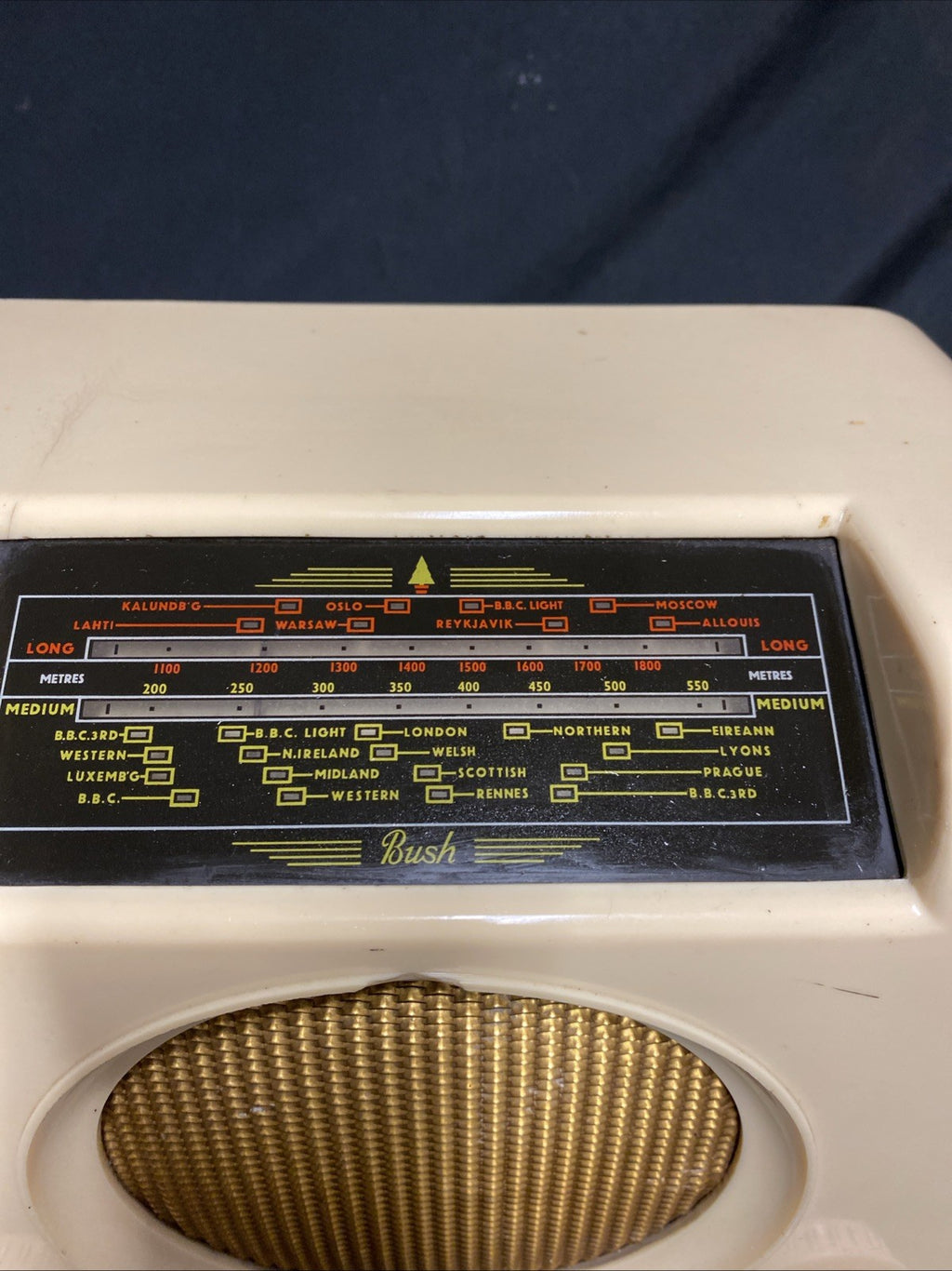 Vintage Bush DAC Model 90A Ivory Radio in original condition - (1792)
