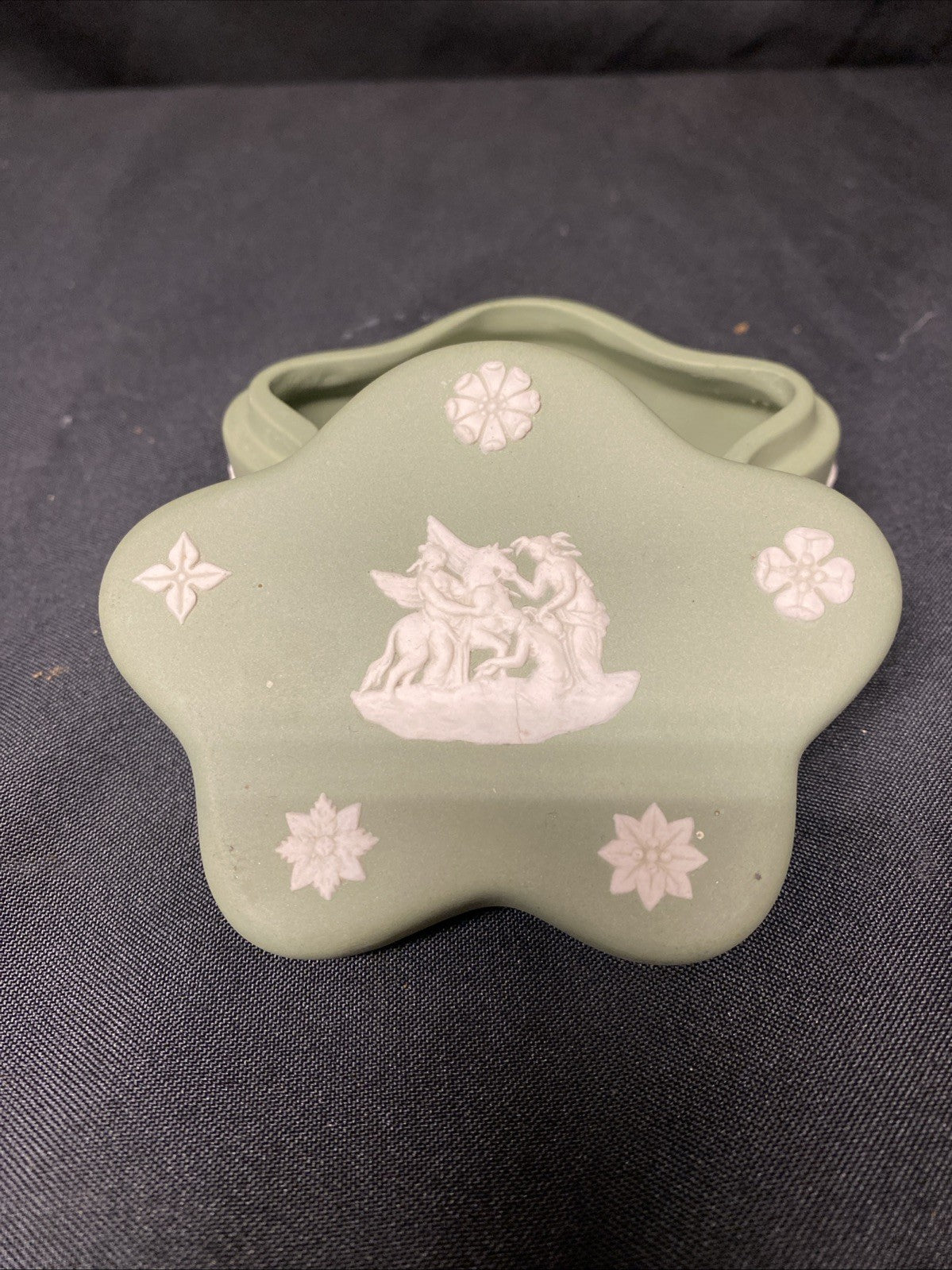 Vintage Wedgwood Jasperware Sage Trinket Box Grecian Star- (1595)