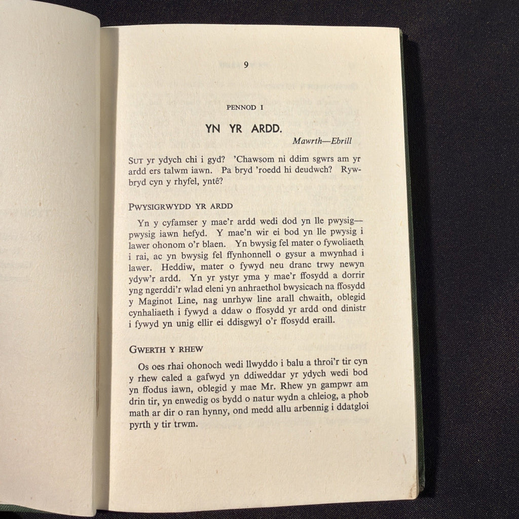Yn yr Ardd, Sgyrsiau Radio, Tom Jones - Welsh Language book - (1862)