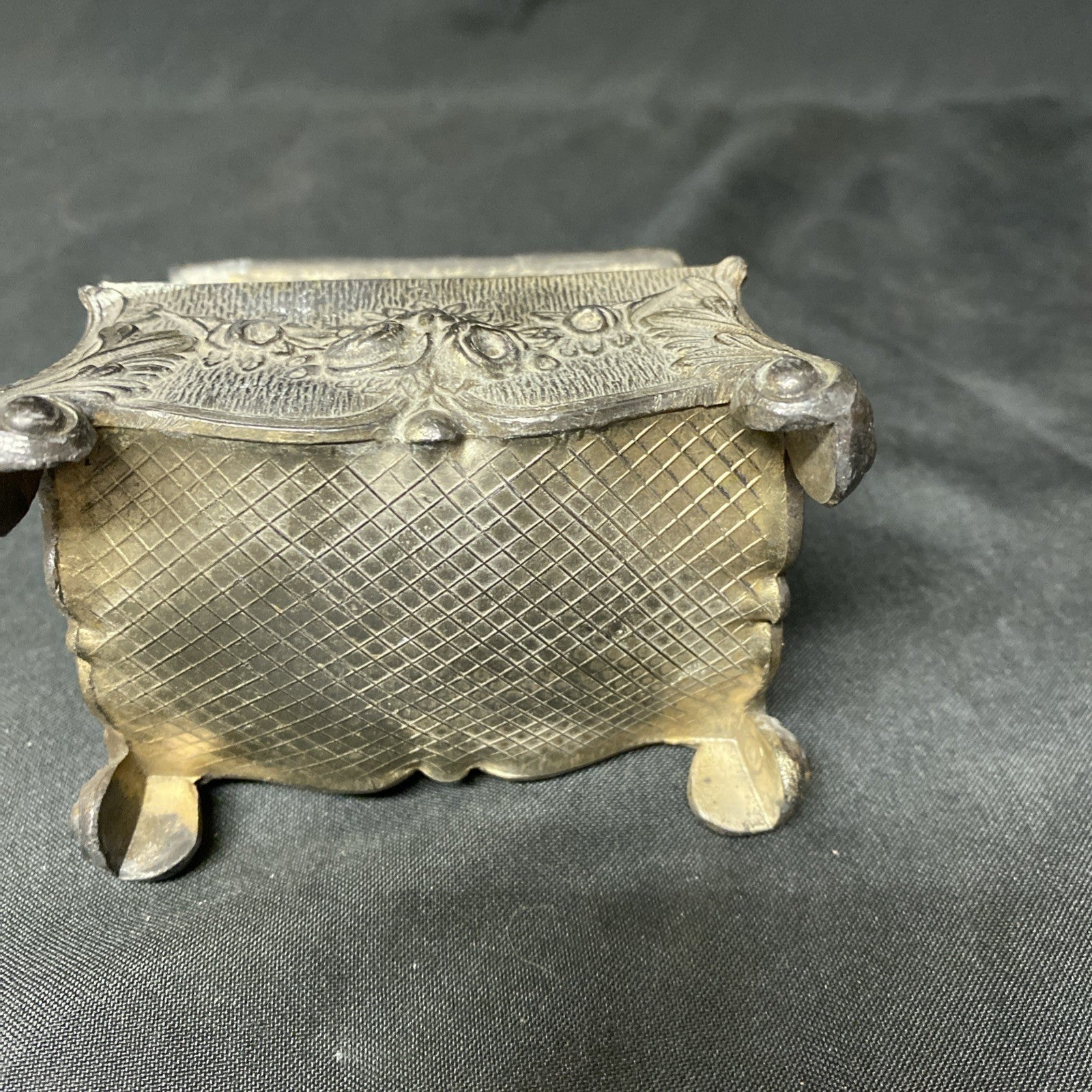 Pewter Trinket Box with lid Vintage Kitsch - (1419)