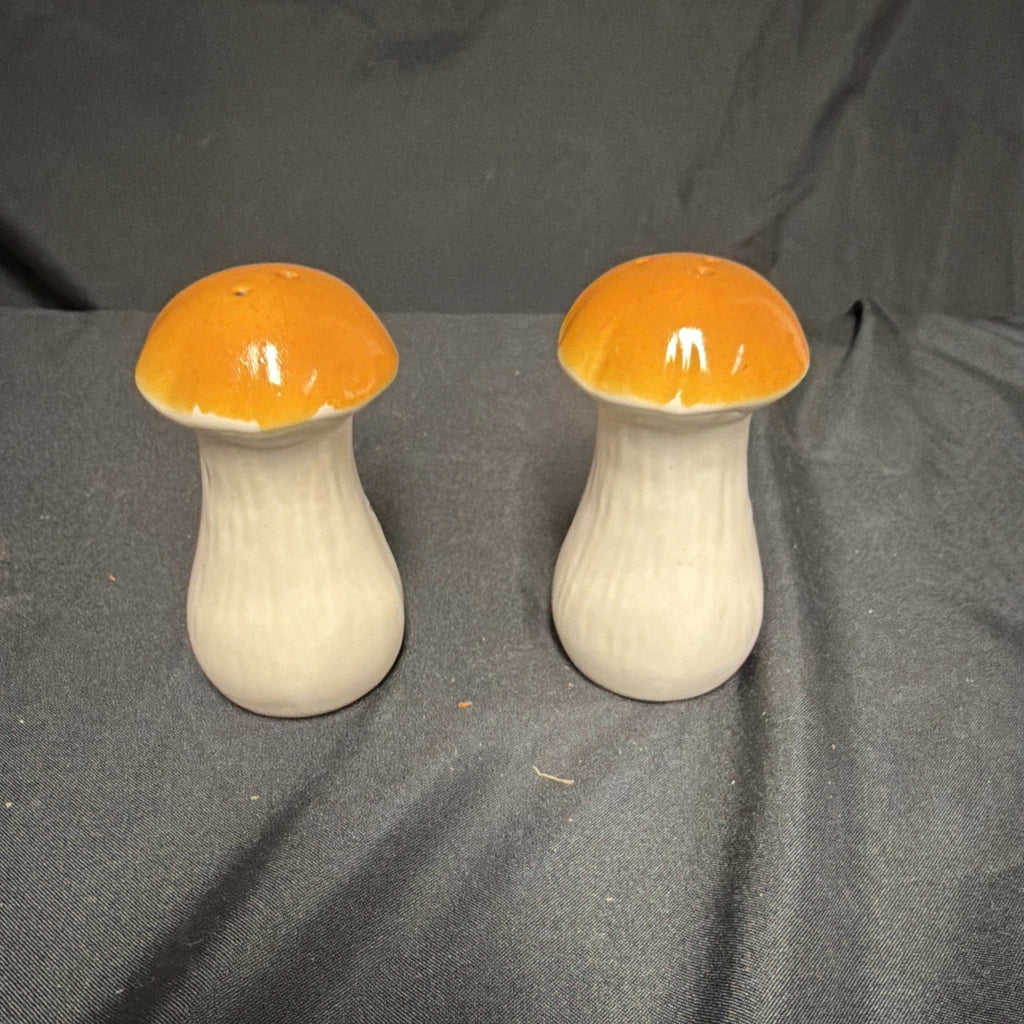 Merry Mushroom 1973 Sears Laurentian pottery Canada Salt & Pepper  - (1848)