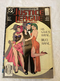 COMIC - DC Comics Justice League INTERNATIONAL - Aug 1988 - Bruce Wayne (8803