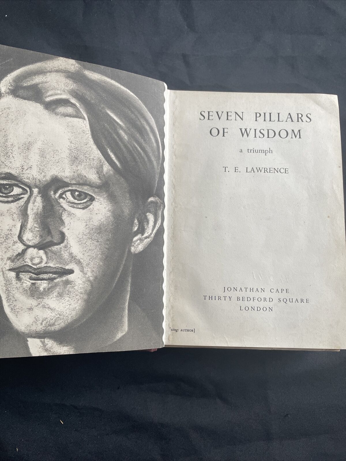 BOOK - Seven Pillars of Wisdom T.E Lawrence 1940 print with preface - (9510)