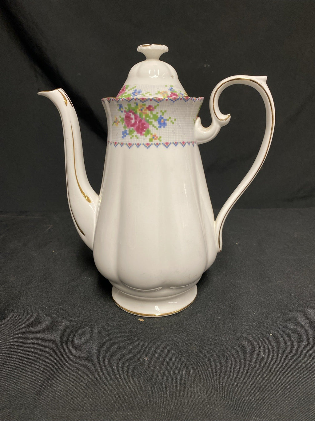 Royal Albert Bone China Petit Point RD778676 Tea / Coffee Pot Mint - (1765)