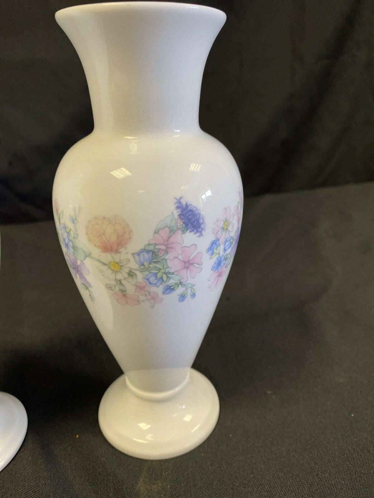 Wedgwood pair of bud vases - ANGELA - Bone China - Height 7" 1980 - (7136)