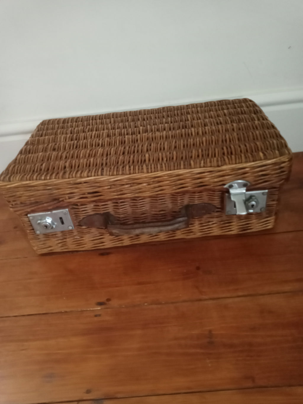 Vintage picnic basket Twinco S&P pots 2 Metal boxes Joseph fenton cutlery (9700)